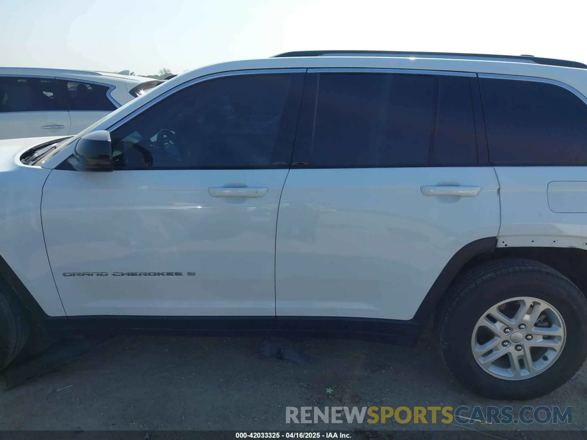 15 Photograph of a damaged car 1C4RJHAG8N8597860 JEEP GRAND CHEROKEE 2022
