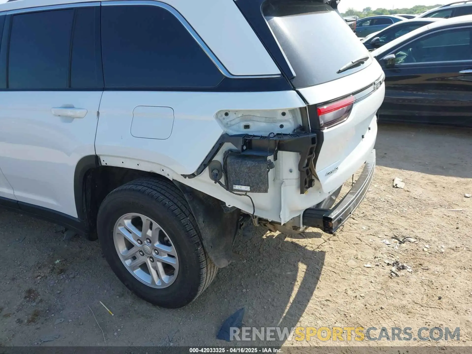 18 Photograph of a damaged car 1C4RJHAG8N8597860 JEEP GRAND CHEROKEE 2022