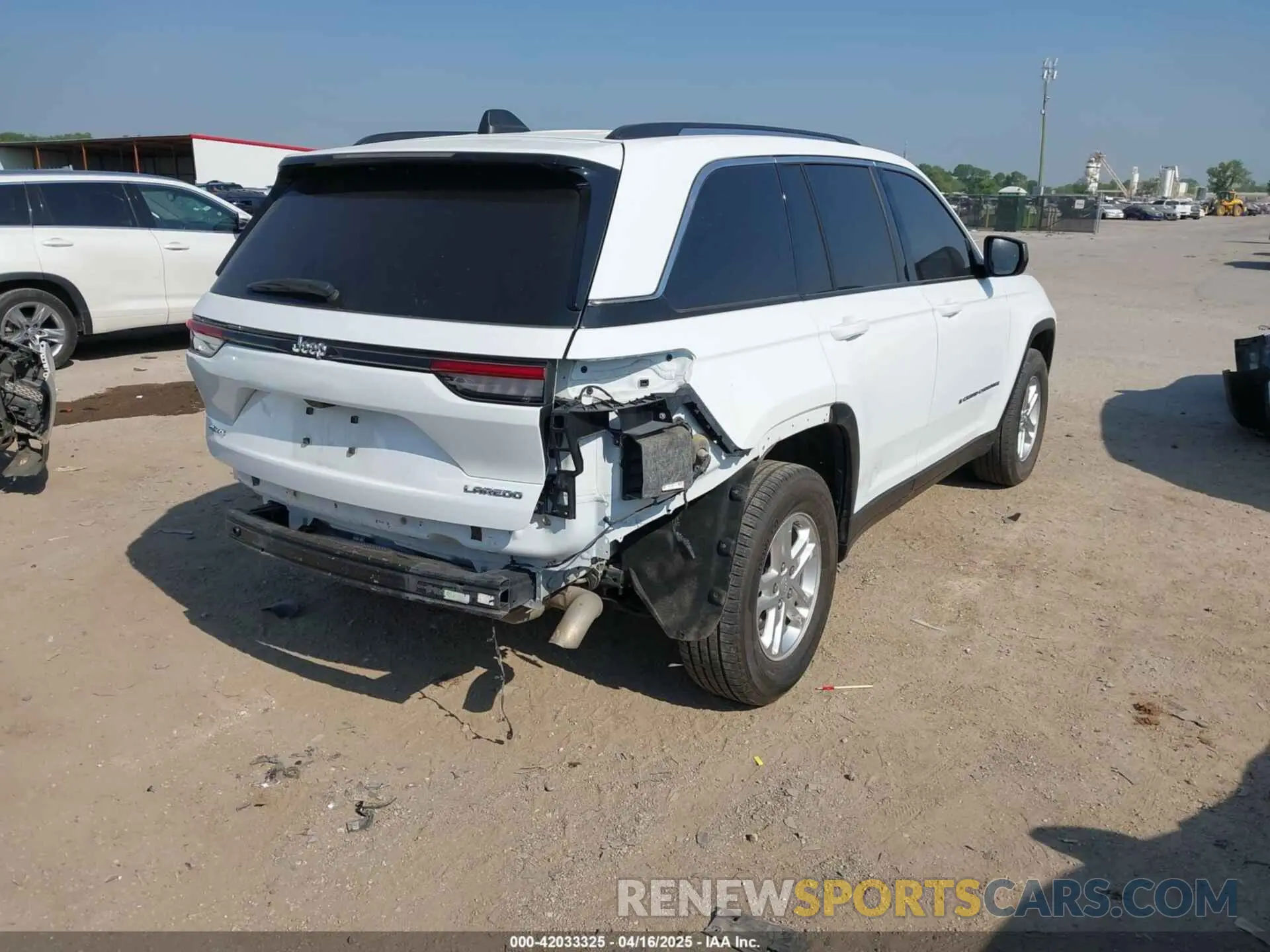 4 Photograph of a damaged car 1C4RJHAG8N8597860 JEEP GRAND CHEROKEE 2022