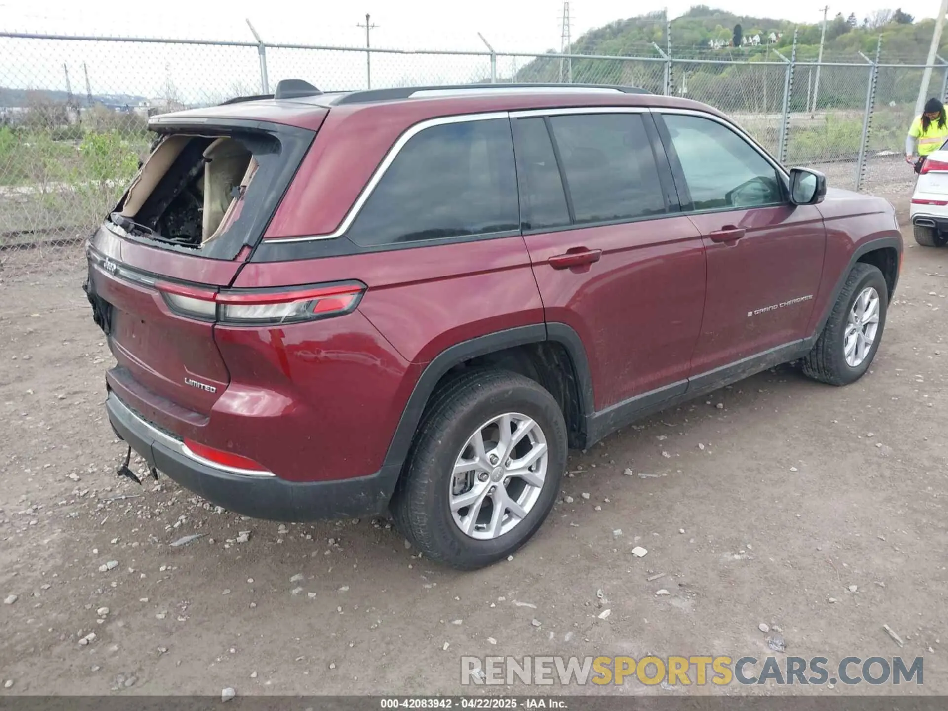 4 Photograph of a damaged car 1C4RJHBG2N8612156 JEEP GRAND CHEROKEE 2022
