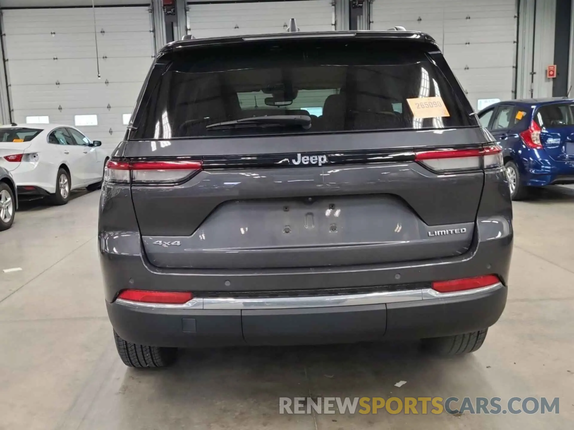 32 Photograph of a damaged car 1C4RJHBG3N8619875 JEEP GRAND CHEROKEE 2022