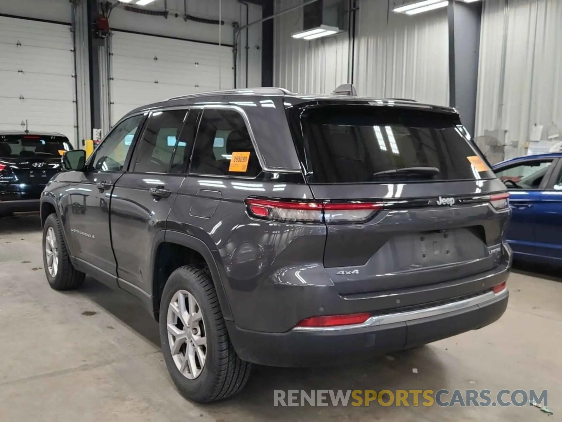 5 Photograph of a damaged car 1C4RJHBG3N8619875 JEEP GRAND CHEROKEE 2022