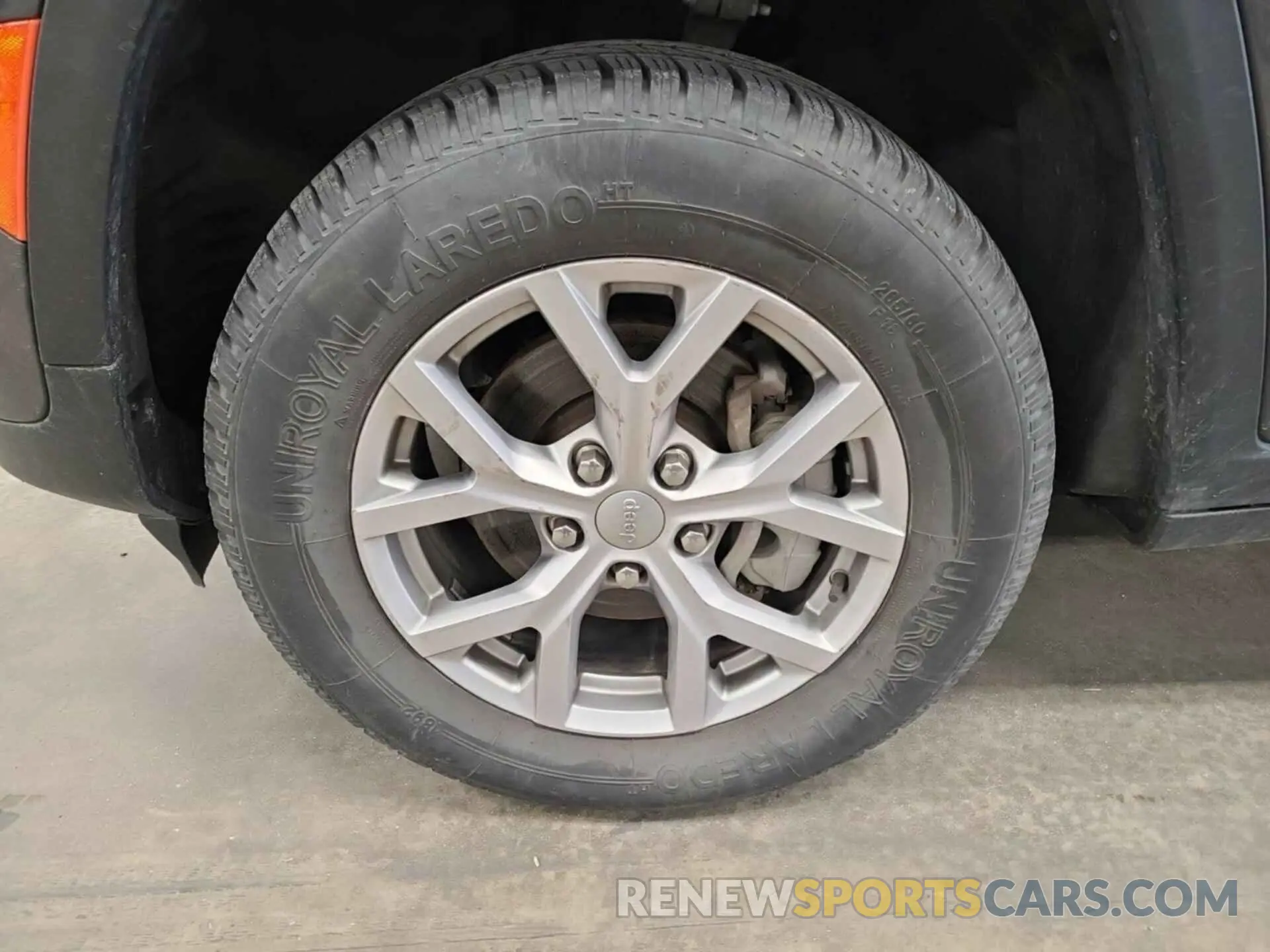 8 Photograph of a damaged car 1C4RJHBG3N8619875 JEEP GRAND CHEROKEE 2022