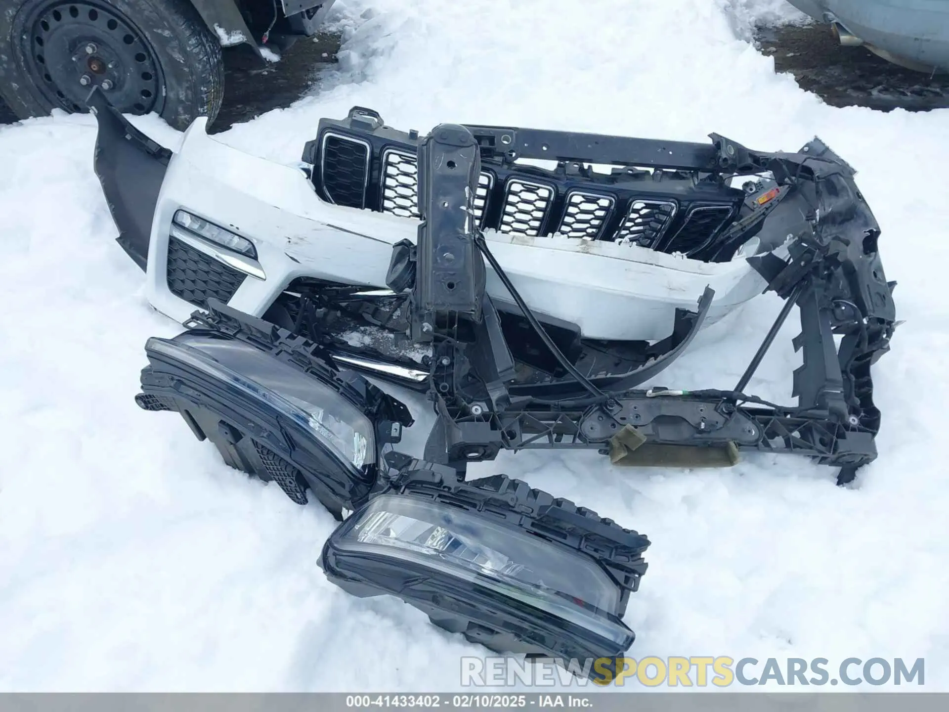 12 Photograph of a damaged car 1C4RJHBG6N8553354 JEEP GRAND CHEROKEE 2022