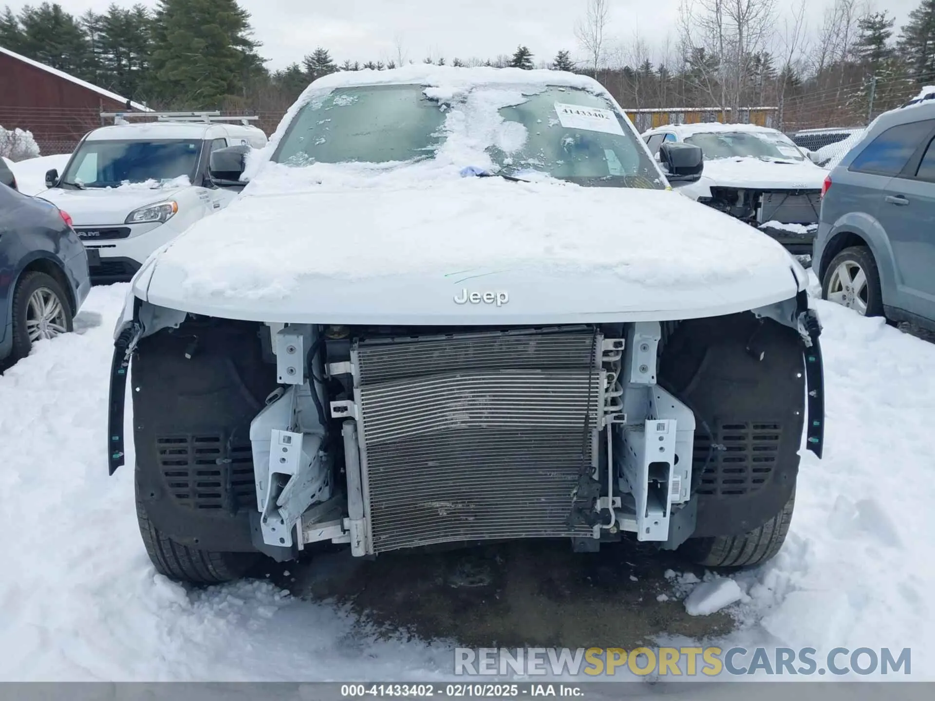 13 Photograph of a damaged car 1C4RJHBG6N8553354 JEEP GRAND CHEROKEE 2022