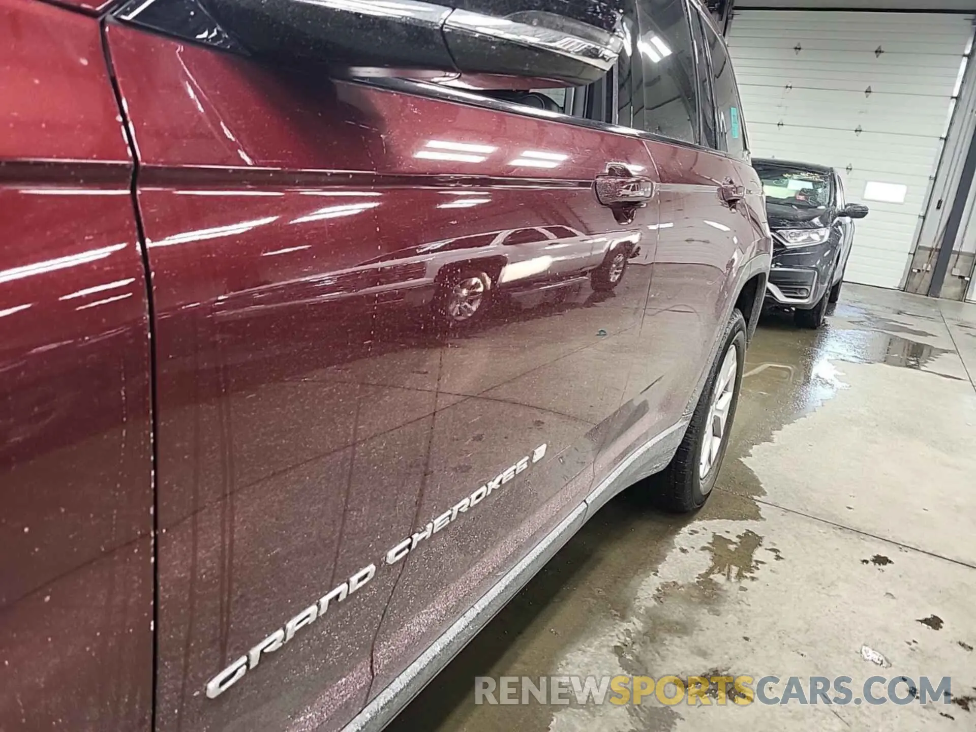 18 Photograph of a damaged car 1C4RJHBG7N8557865 JEEP GRAND CHEROKEE 2022