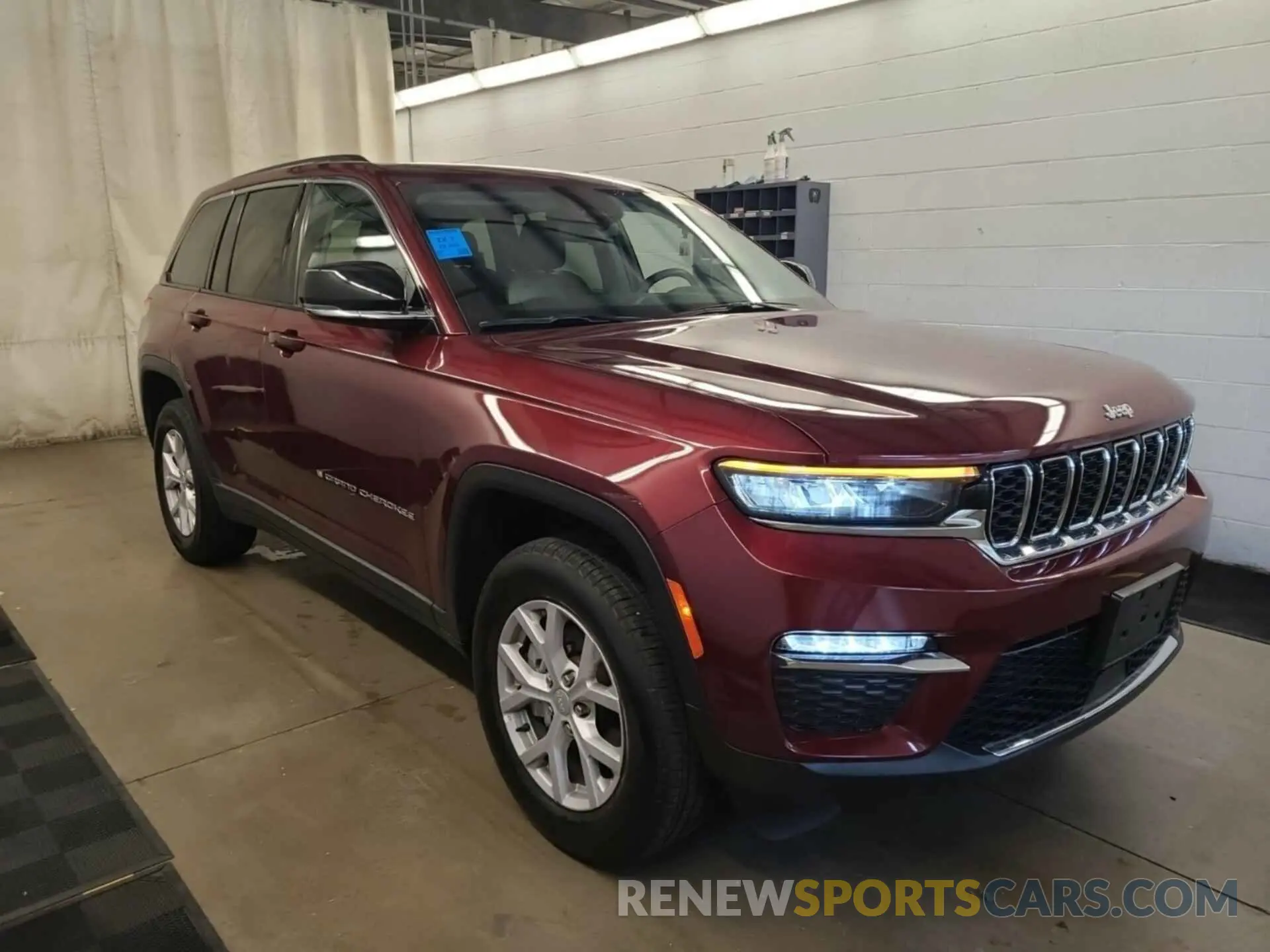 21 Photograph of a damaged car 1C4RJHBG7N8557865 JEEP GRAND CHEROKEE 2022