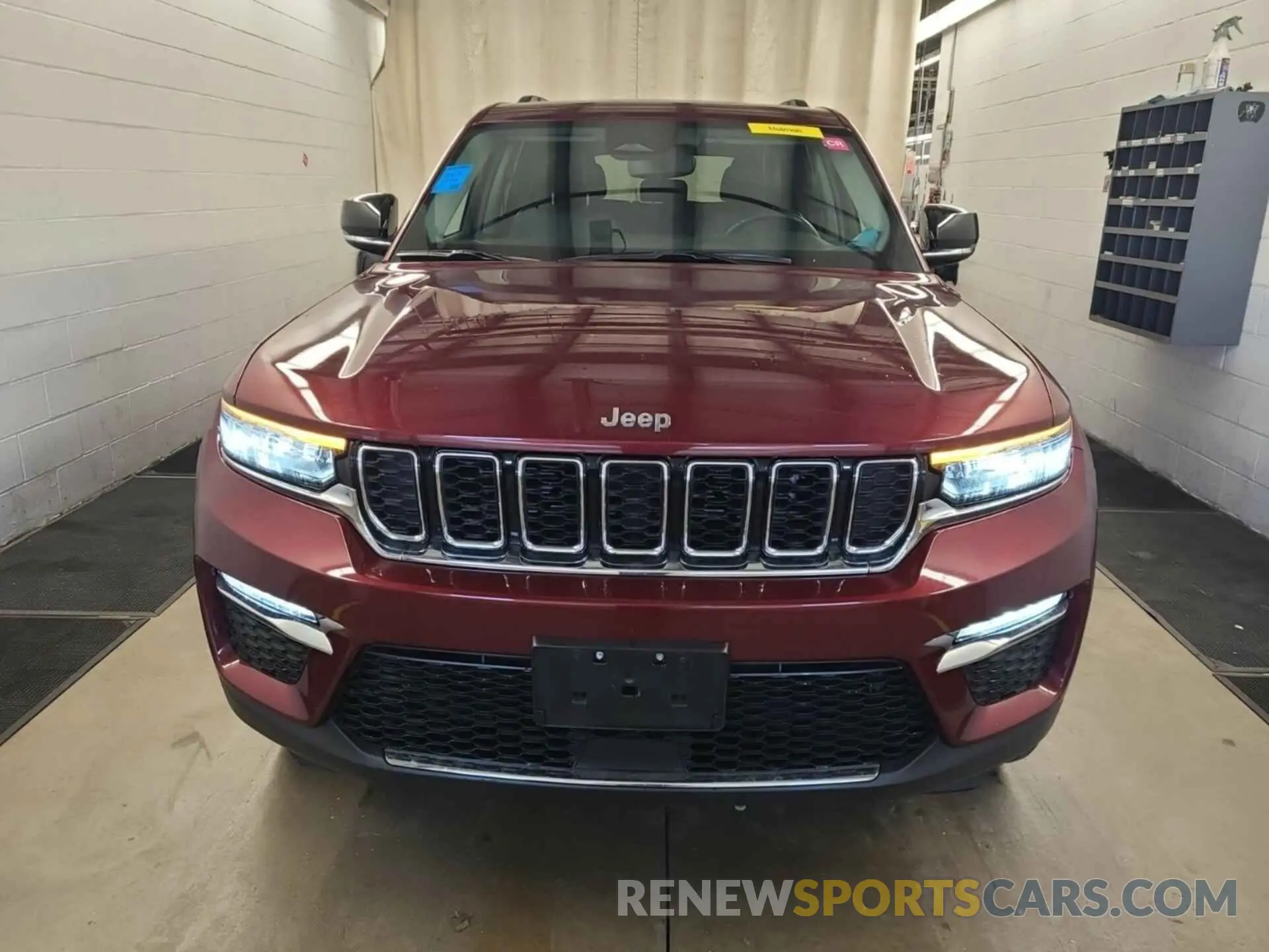 31 Photograph of a damaged car 1C4RJHBG7N8557865 JEEP GRAND CHEROKEE 2022