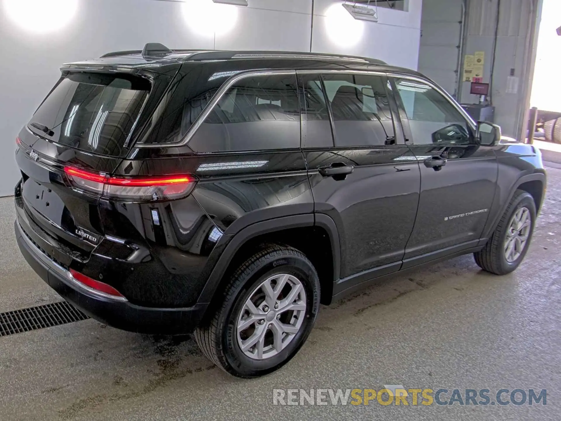 3 Photograph of a damaged car 1C4RJHBG8N8550780 JEEP GRAND CHEROKEE 2022