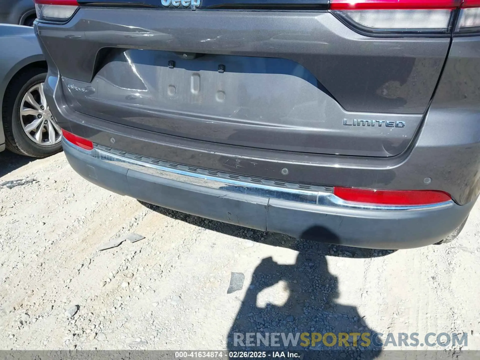 6 Photograph of a damaged car 1C4RJHBG8N8557826 JEEP GRAND CHEROKEE 2022
