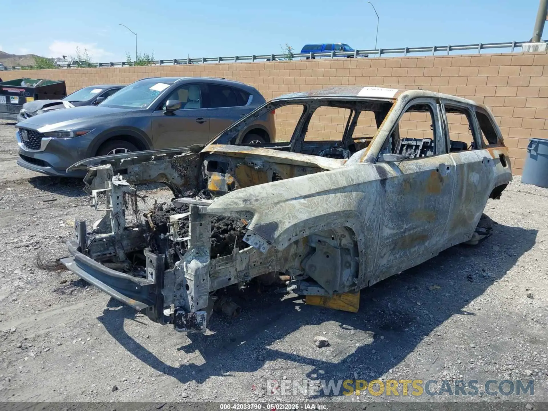 2 Photograph of a damaged car 1C4RJHBG9N8594125 JEEP GRAND CHEROKEE 2022