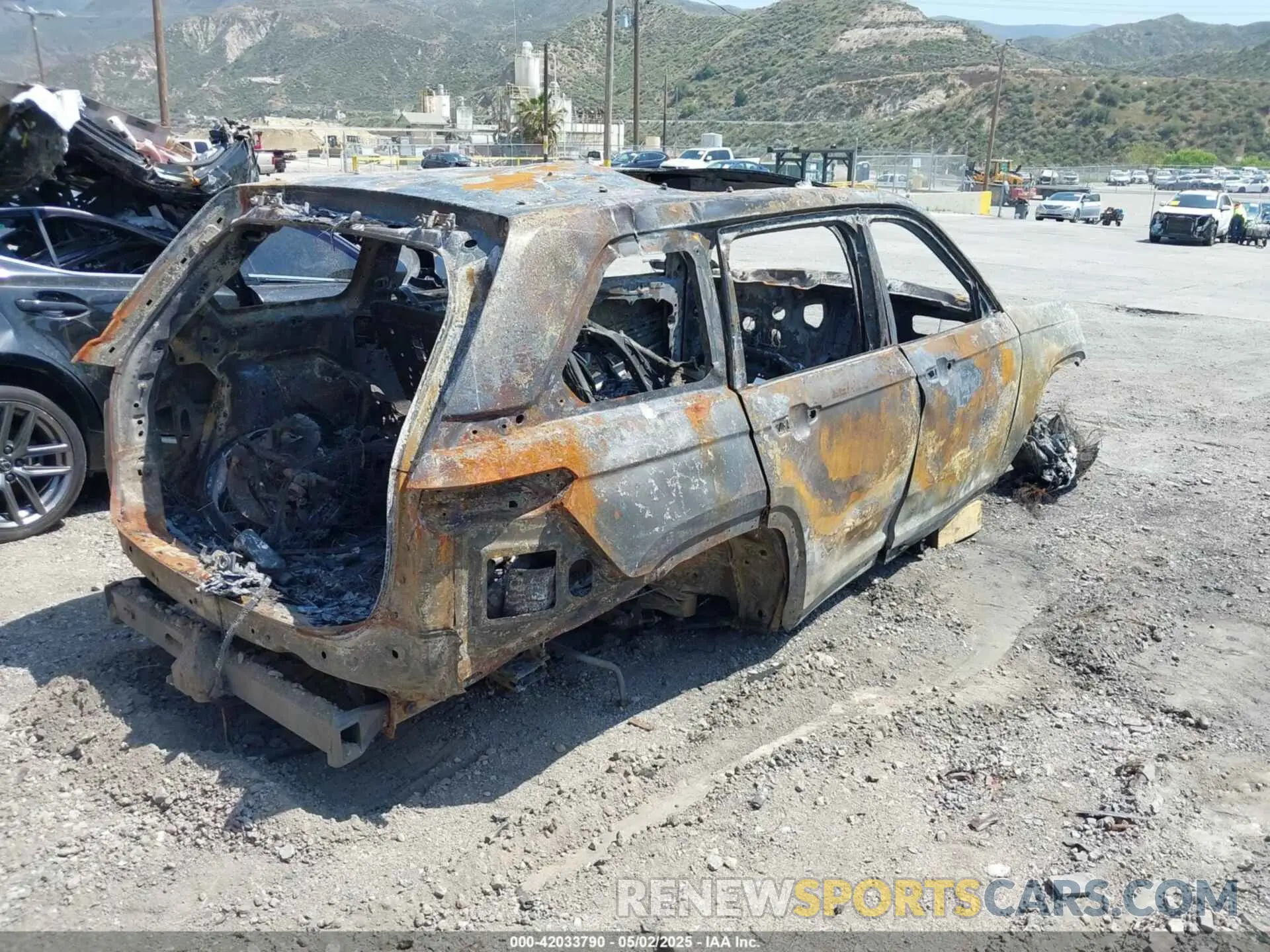 4 Photograph of a damaged car 1C4RJHBG9N8594125 JEEP GRAND CHEROKEE 2022