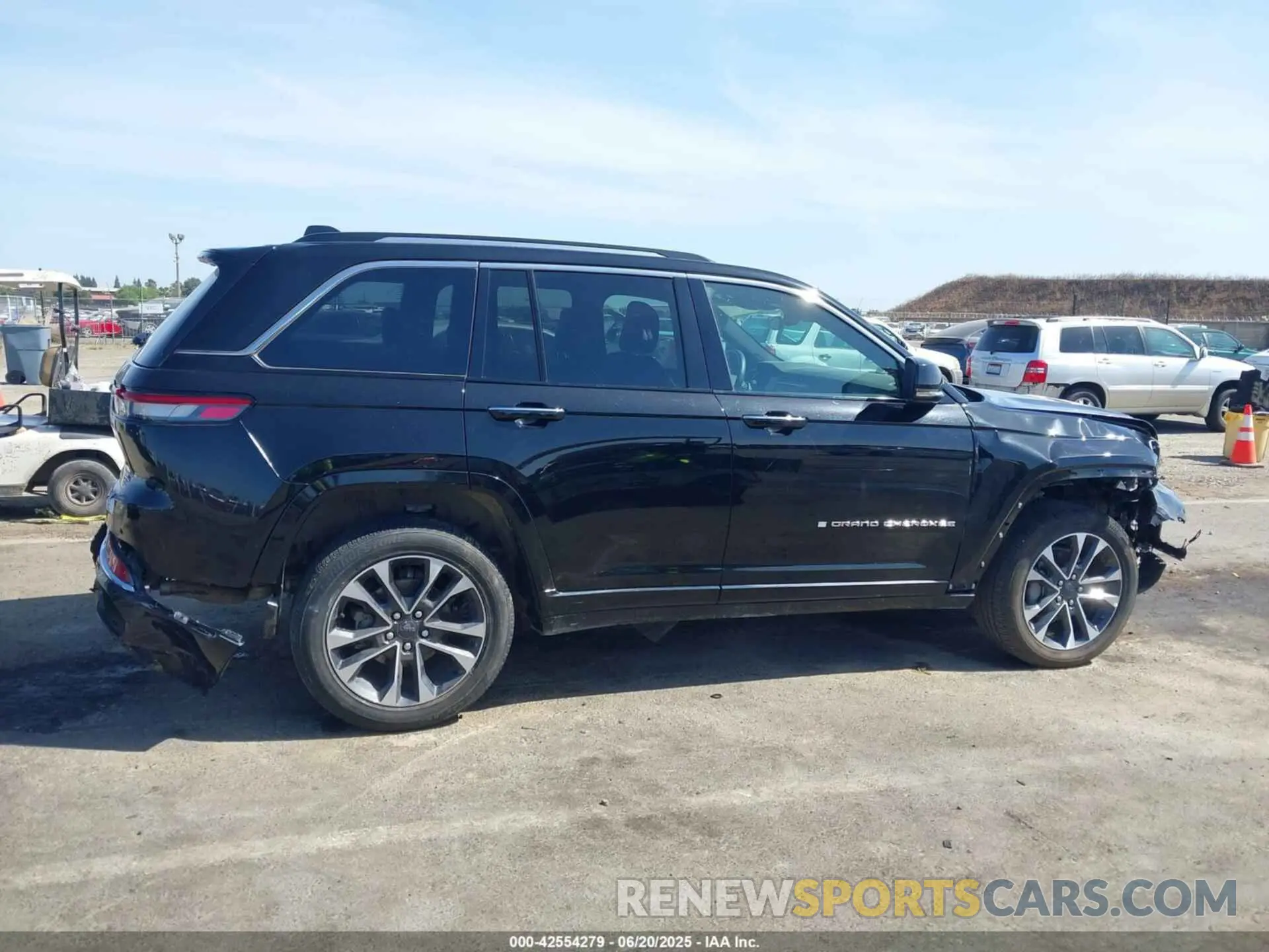 13 Photograph of a damaged car 1C4RJHDG1N8623744 JEEP GRAND CHEROKEE 2022