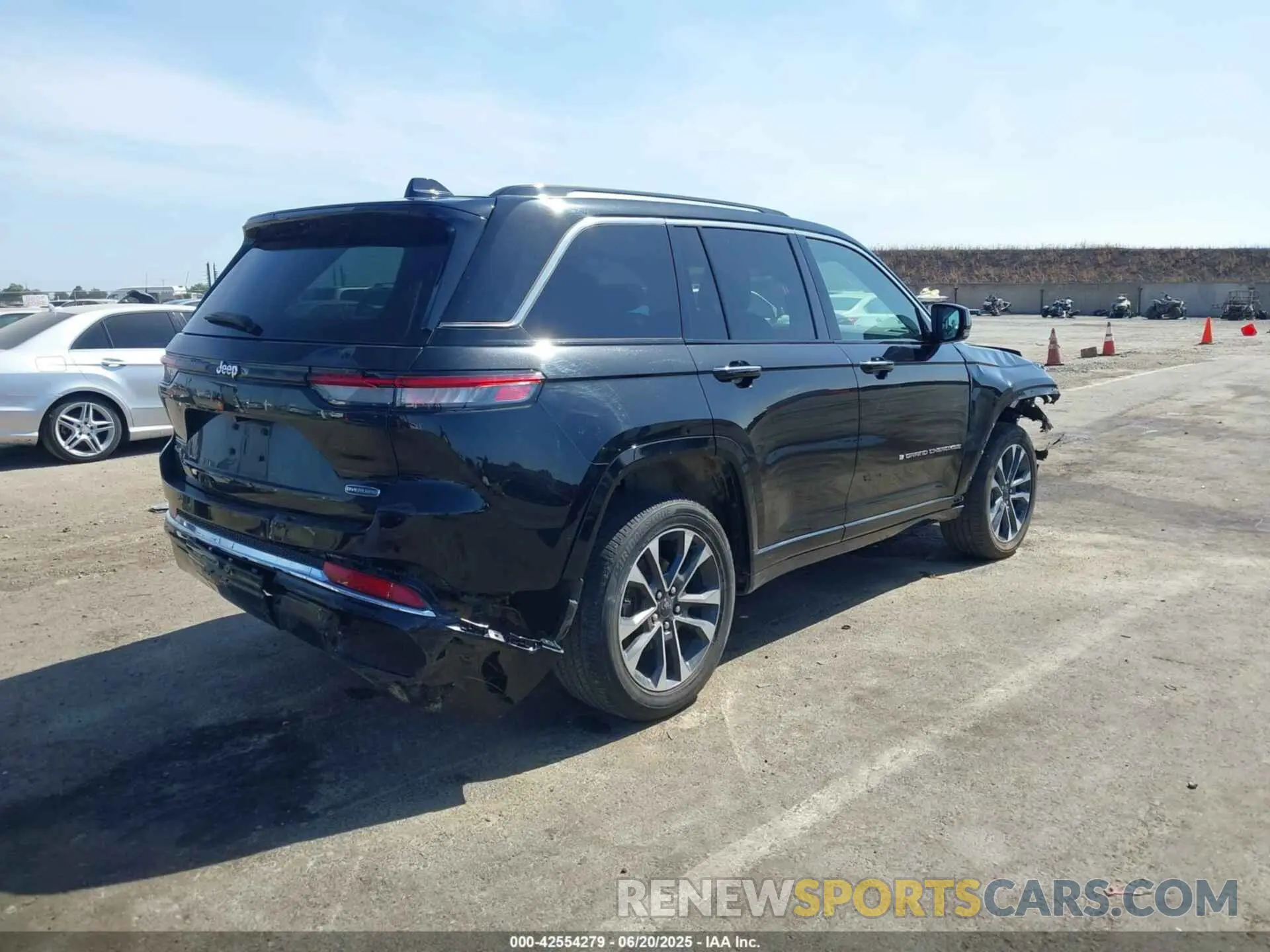 4 Photograph of a damaged car 1C4RJHDG1N8623744 JEEP GRAND CHEROKEE 2022