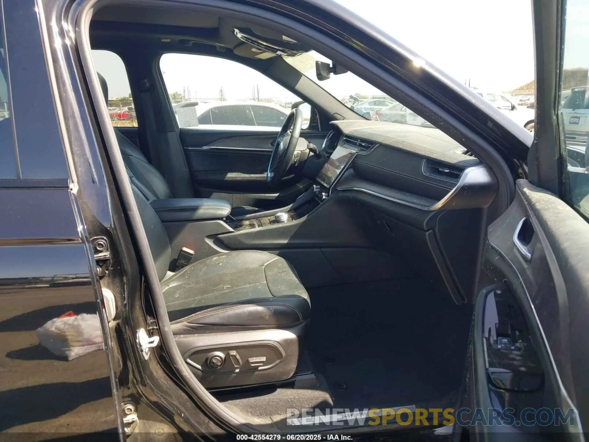 5 Photograph of a damaged car 1C4RJHDG1N8623744 JEEP GRAND CHEROKEE 2022