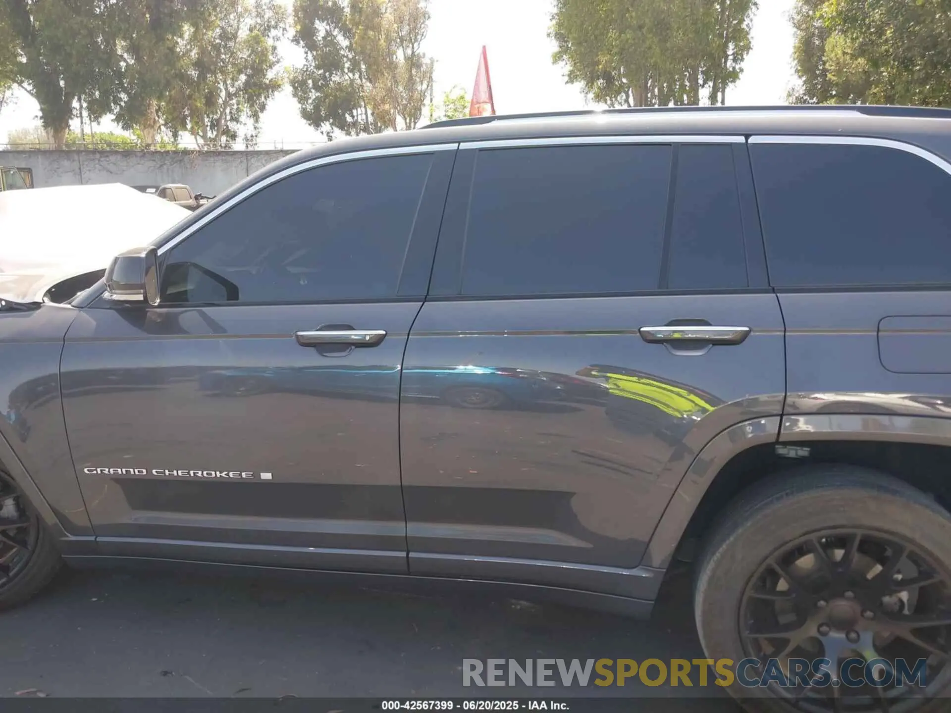 14 Photograph of a damaged car 1C4RJHDG7N8591222 JEEP GRAND CHEROKEE 2022