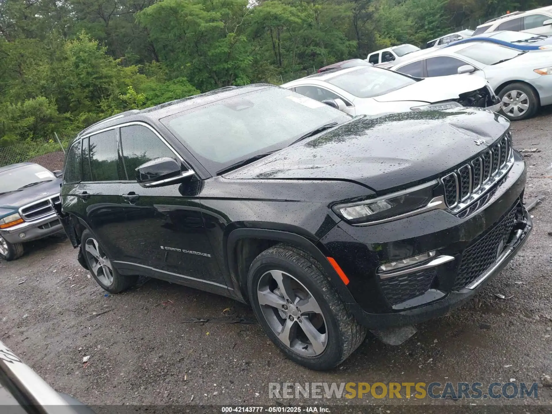 13 Photograph of a damaged car 1C4RJGBG1PC523186 JEEP GRAND CHEROKEE 2023