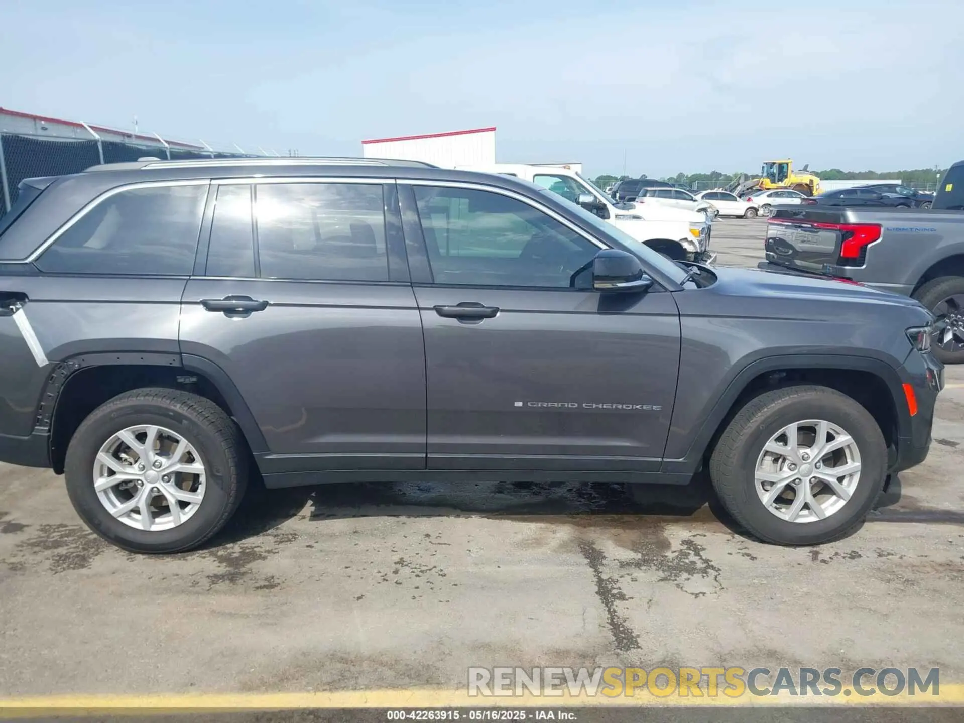 13 Photograph of a damaged car 1C4RJGBG5PC648630 JEEP GRAND CHEROKEE 2023