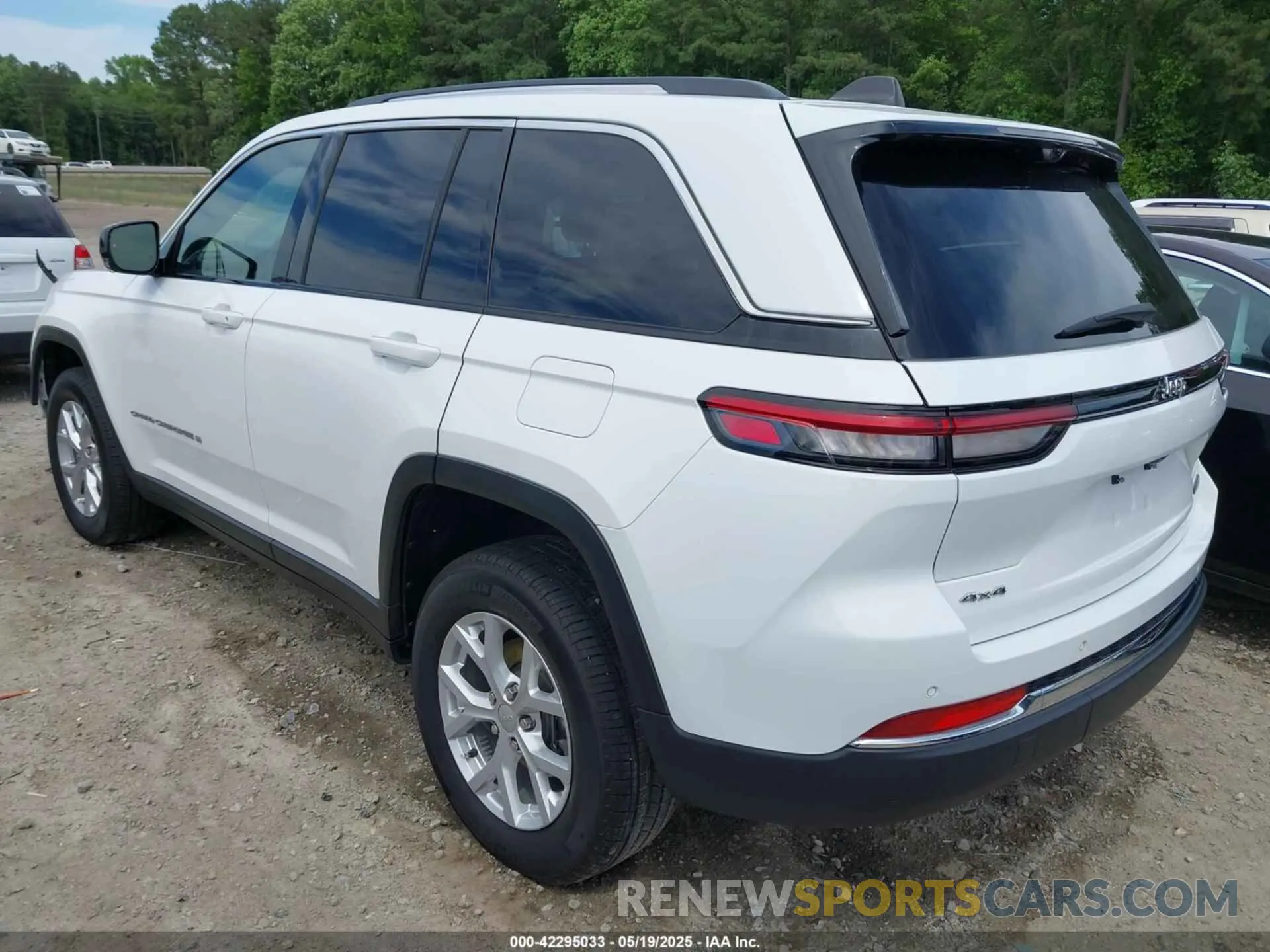 3 Photograph of a damaged car 1C4RJHBG3PC625434 JEEP GRAND CHEROKEE 2023