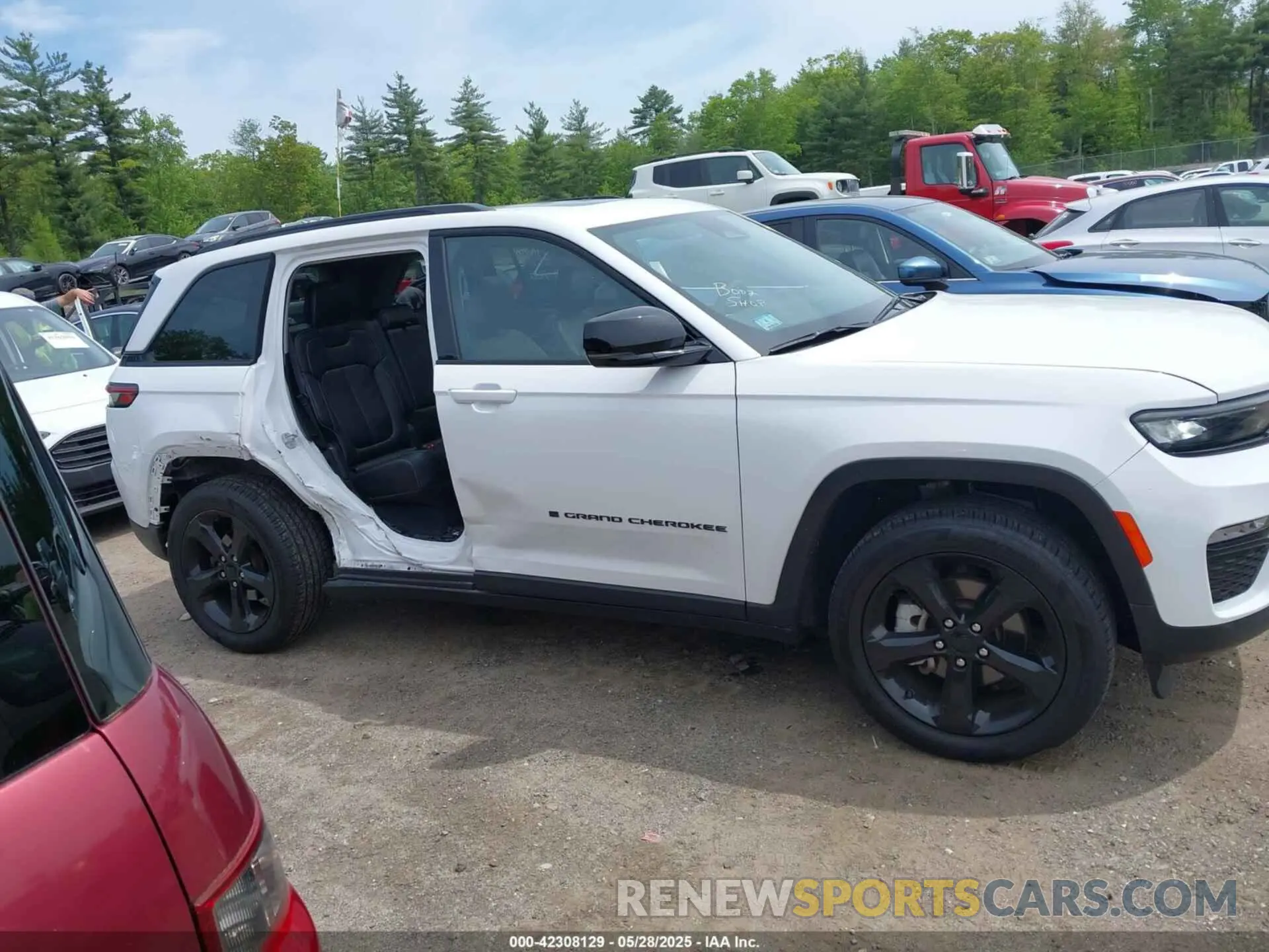 14 Photograph of a damaged car 1C4RJHBG4PC506923 JEEP GRAND CHEROKEE 2023