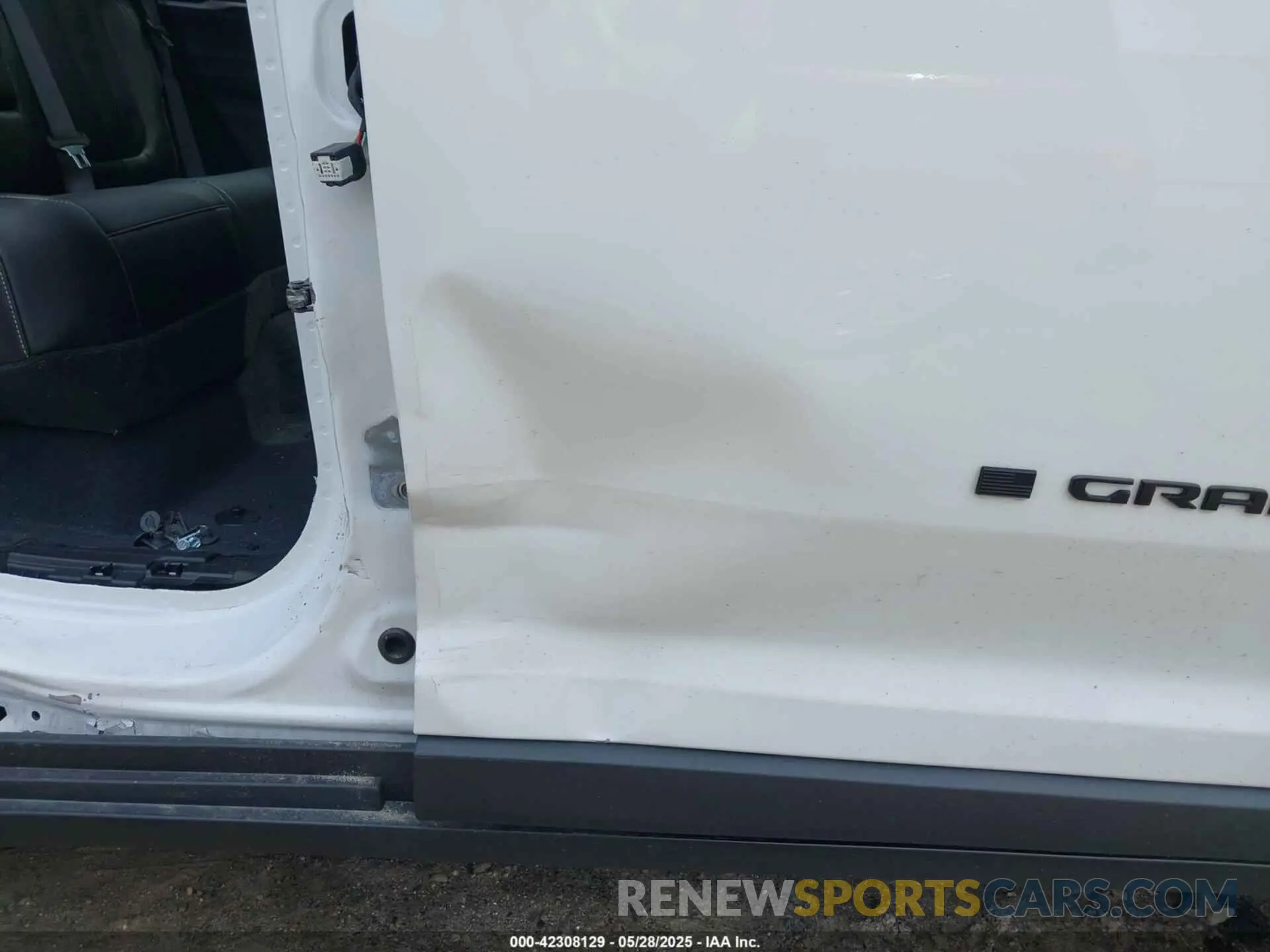 18 Photograph of a damaged car 1C4RJHBG4PC506923 JEEP GRAND CHEROKEE 2023