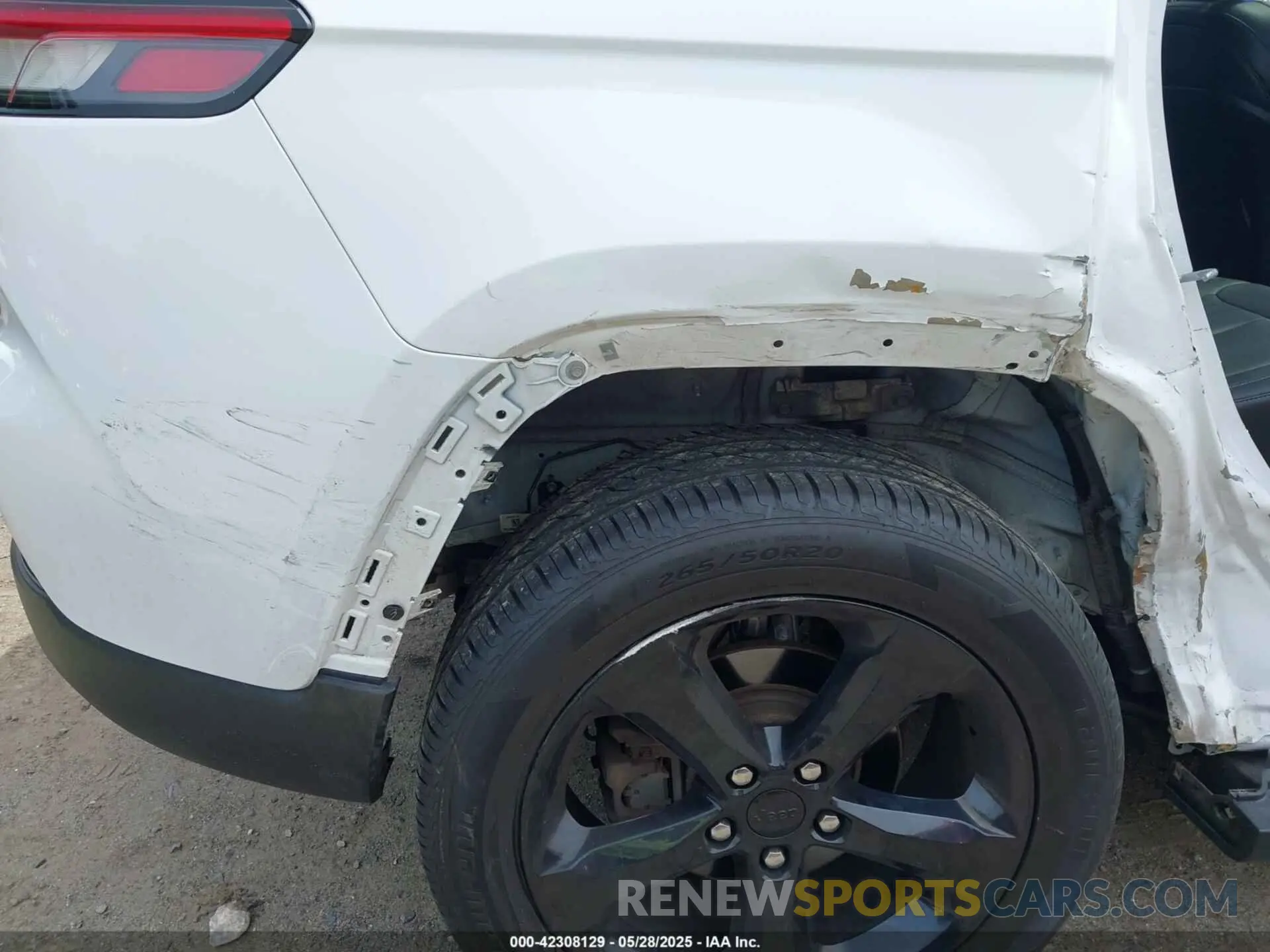 21 Photograph of a damaged car 1C4RJHBG4PC506923 JEEP GRAND CHEROKEE 2023