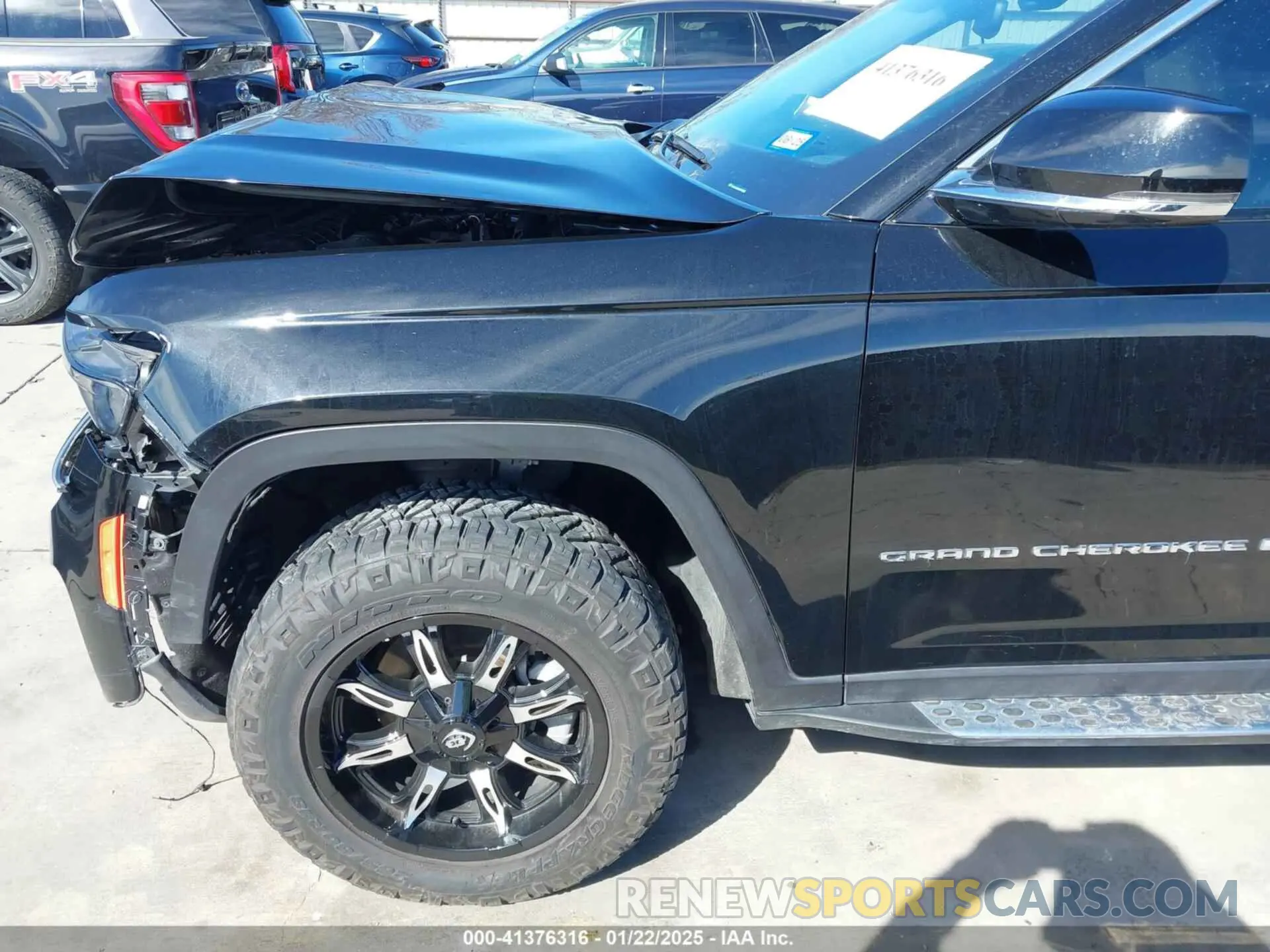 18 Photograph of a damaged car 1C4RJHBG9P8895402 JEEP GRAND CHEROKEE 2023