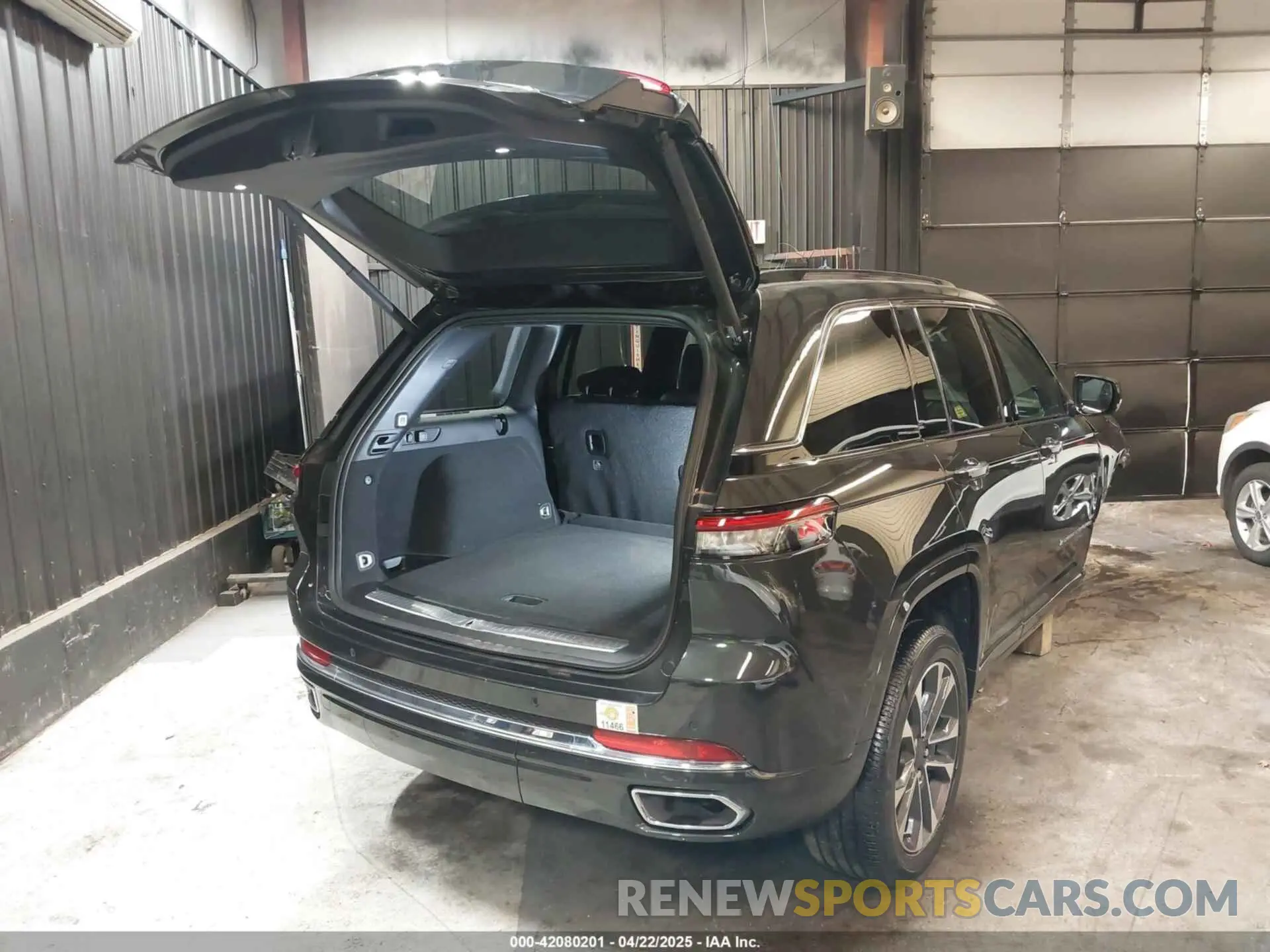 4 Photograph of a damaged car 1C4RJHDG0P8701157 JEEP GRAND CHEROKEE 2023