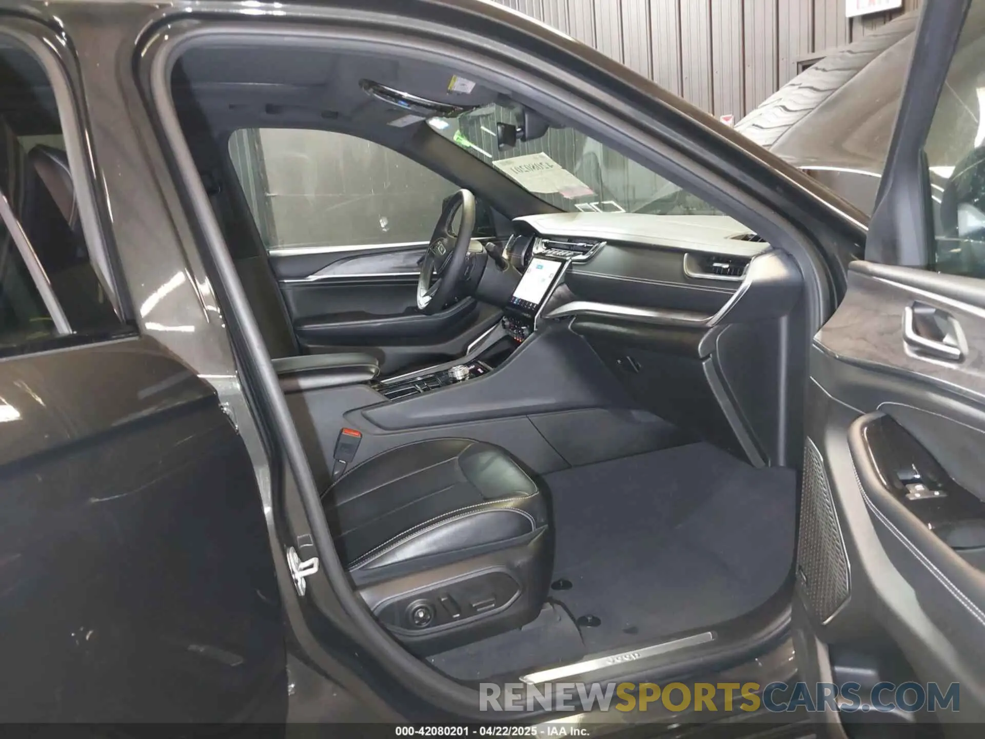 5 Photograph of a damaged car 1C4RJHDG0P8701157 JEEP GRAND CHEROKEE 2023