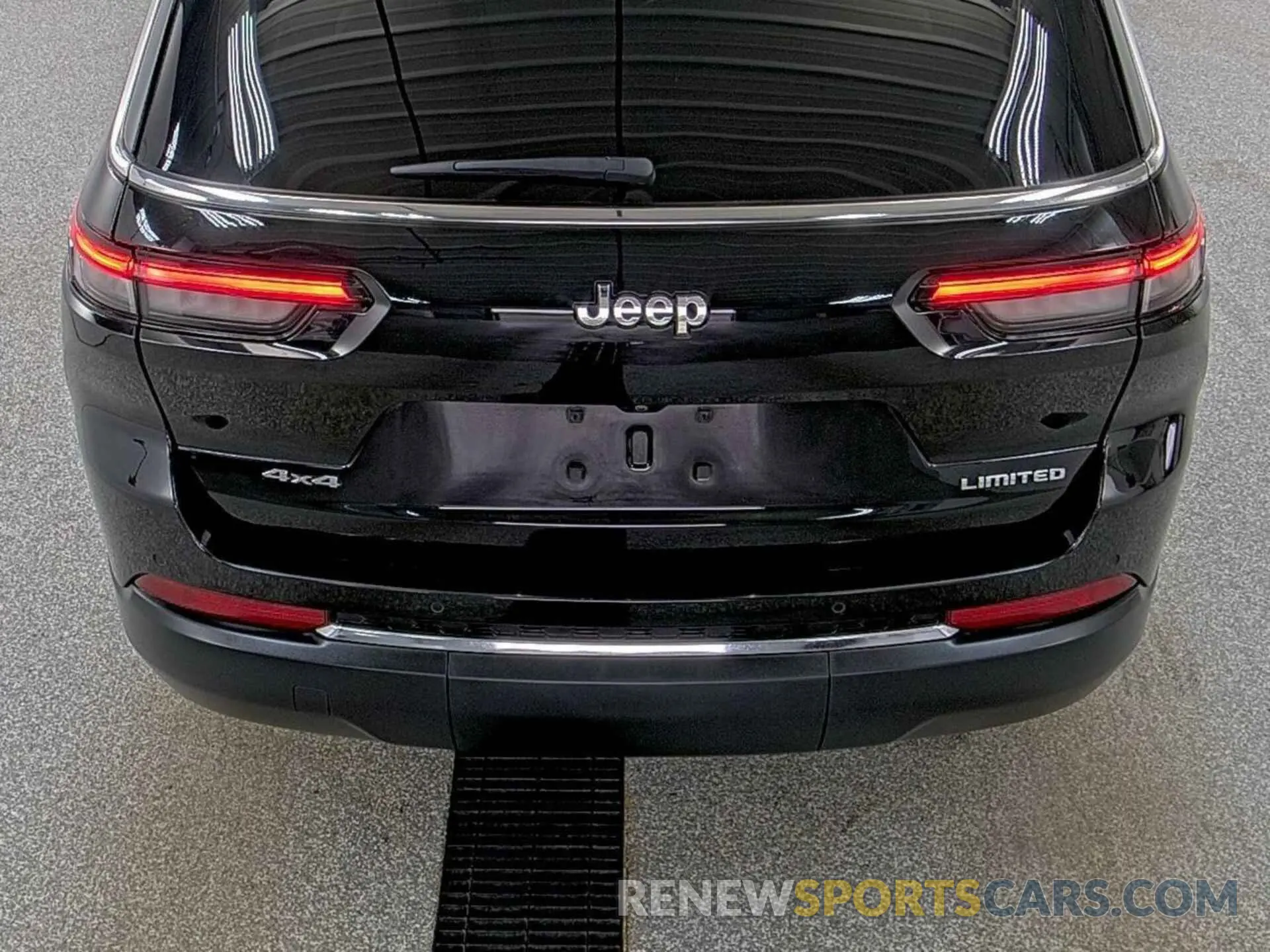 30 Photograph of a damaged car 1C4RJKBG7P8804785 JEEP GRAND CHEROKEE 2023