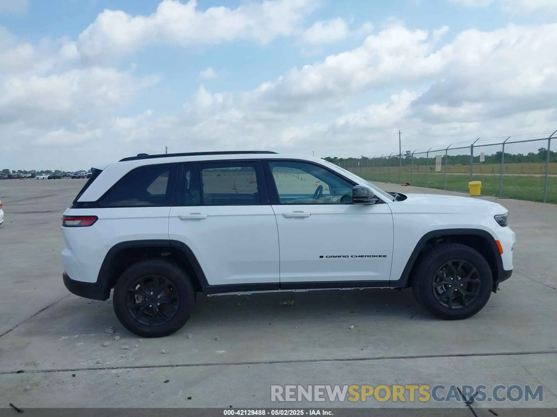 14 Photograph of a damaged car 1C4RJGAG1RC250710 JEEP GRAND CHEROKEE 2024