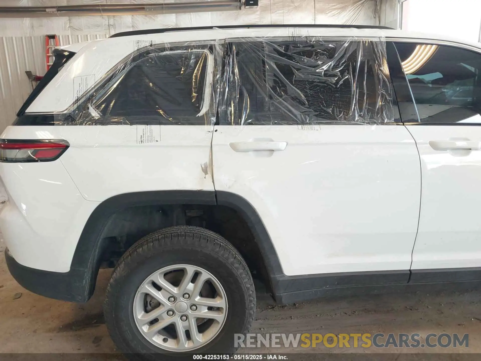 19 Photograph of a damaged car 1C4RJHAG3R8939236 JEEP GRAND CHEROKEE 2024