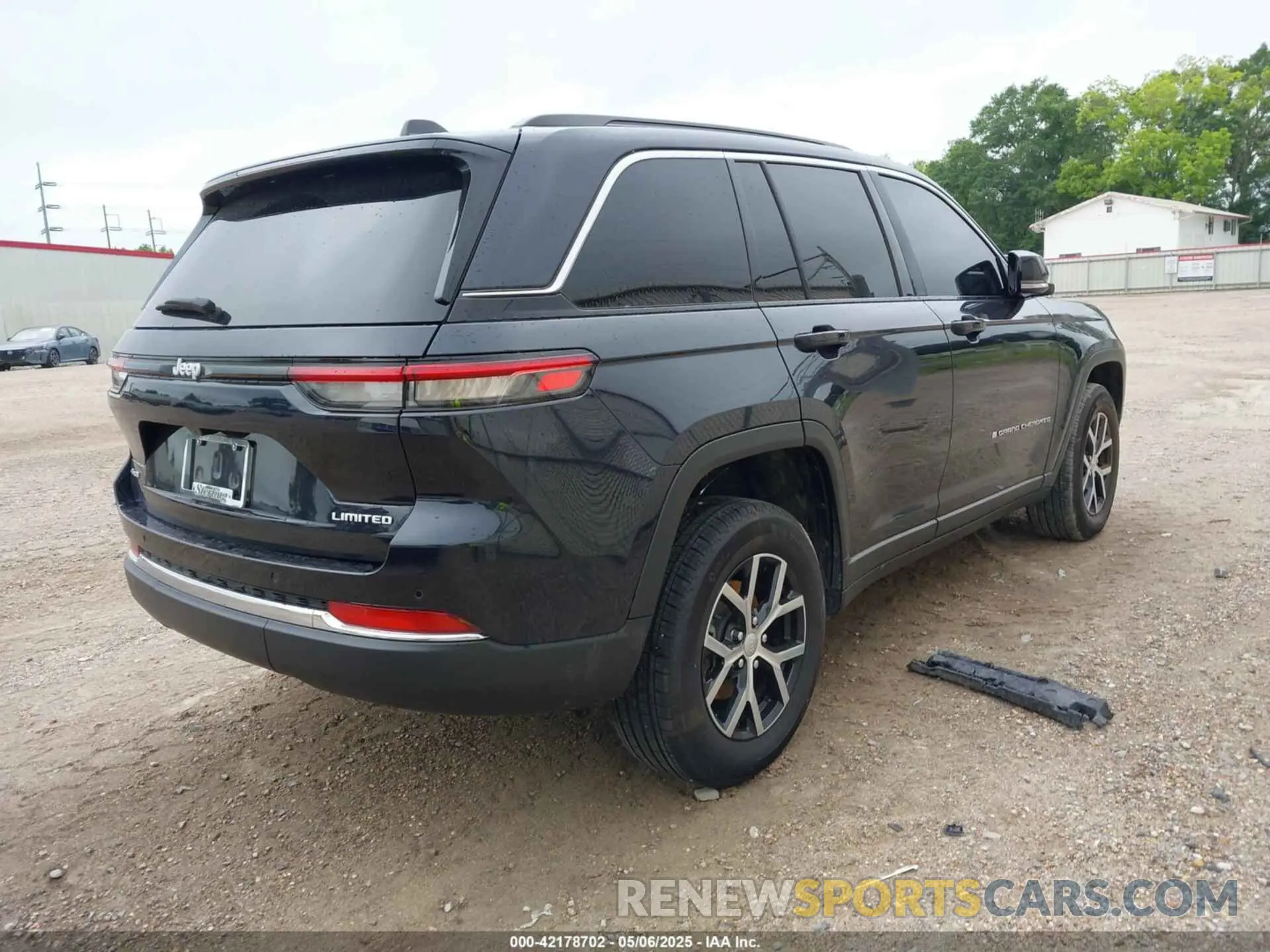 4 Photograph of a damaged car 1C4RJHBG0RC201731 JEEP GRAND CHEROKEE 2024