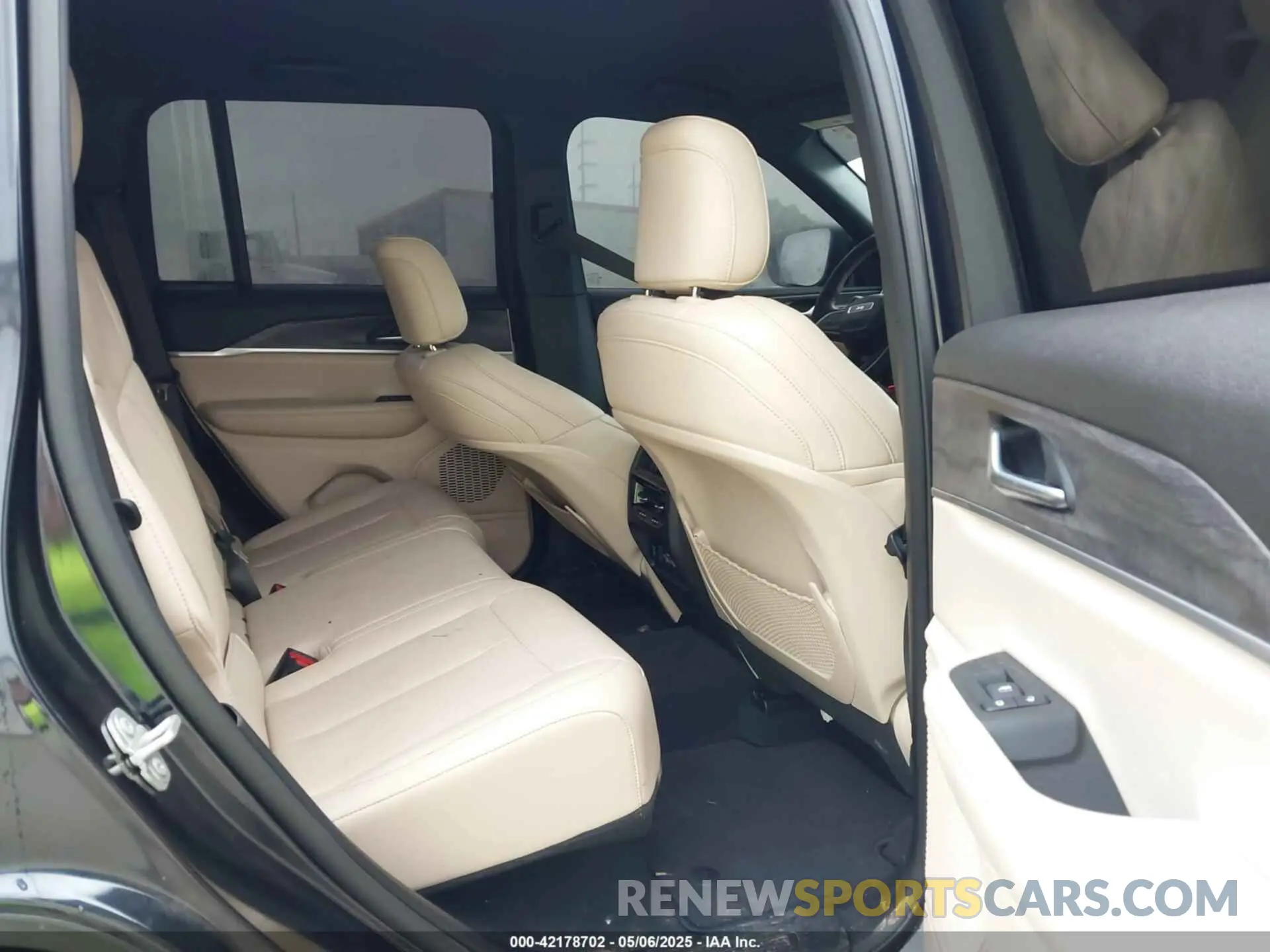 8 Photograph of a damaged car 1C4RJHBG0RC201731 JEEP GRAND CHEROKEE 2024