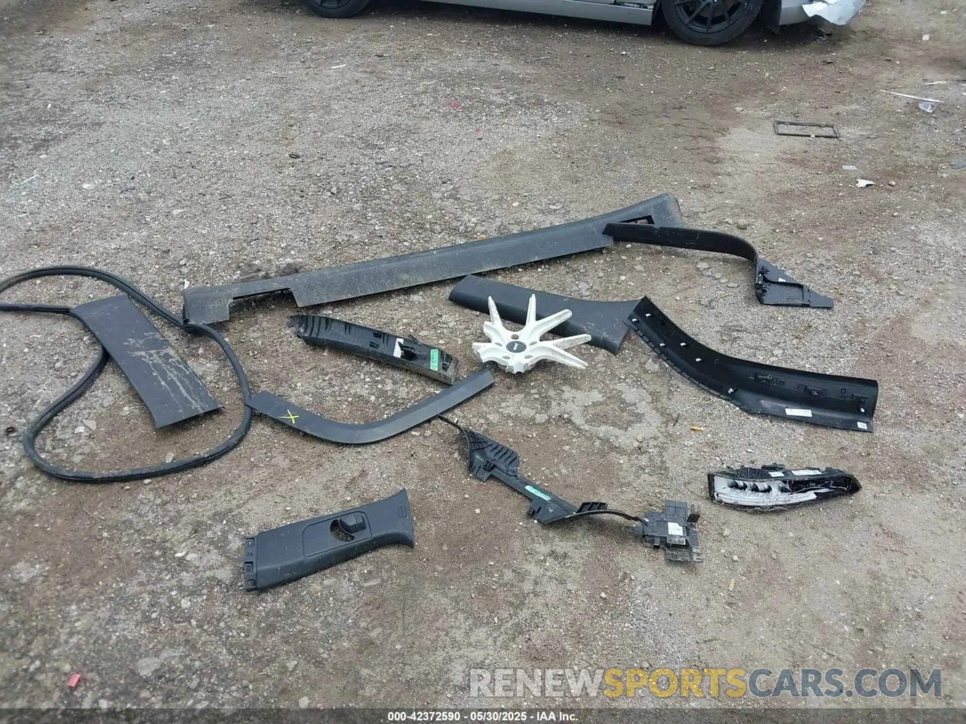 12 Photograph of a damaged car 1C4RJHBG1RC103761 JEEP GRAND CHEROKEE 2024
