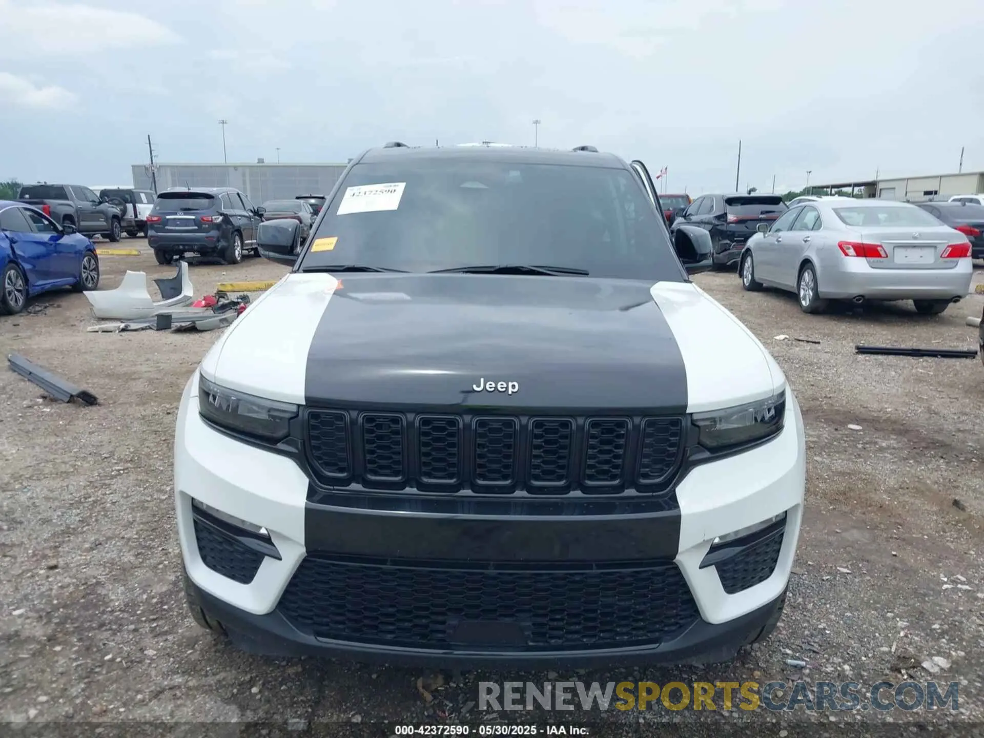 13 Photograph of a damaged car 1C4RJHBG1RC103761 JEEP GRAND CHEROKEE 2024