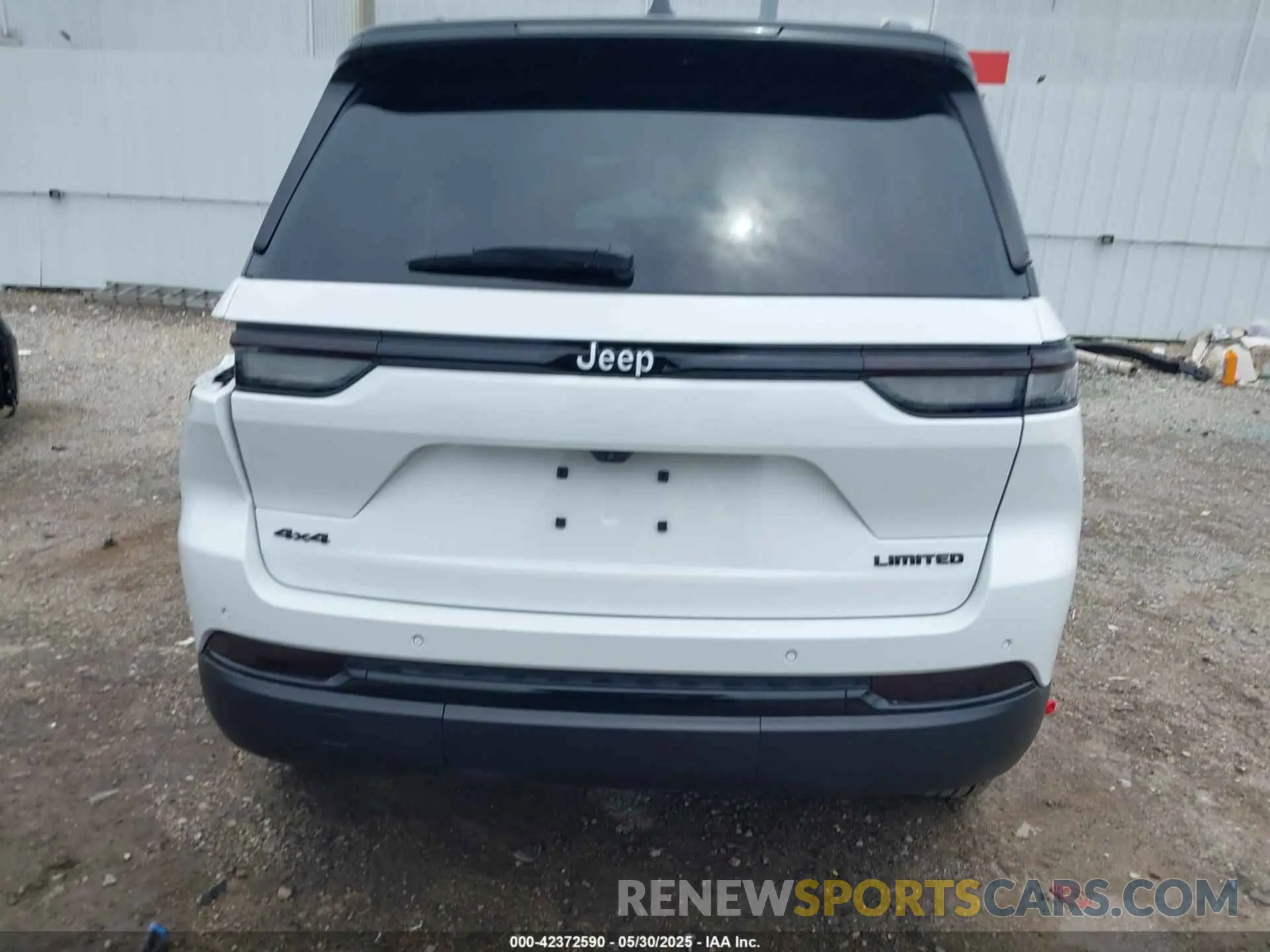17 Photograph of a damaged car 1C4RJHBG1RC103761 JEEP GRAND CHEROKEE 2024