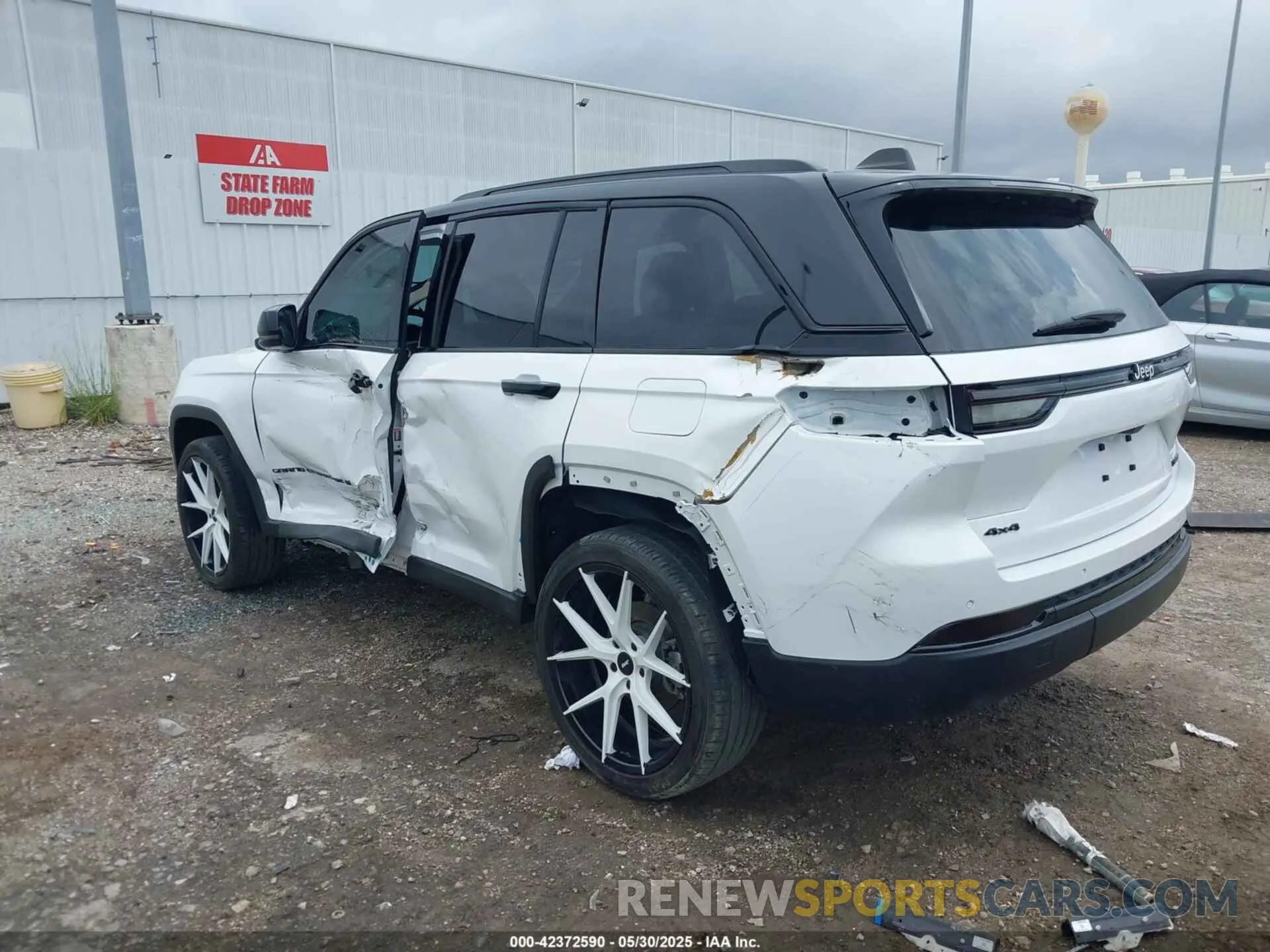 3 Photograph of a damaged car 1C4RJHBG1RC103761 JEEP GRAND CHEROKEE 2024