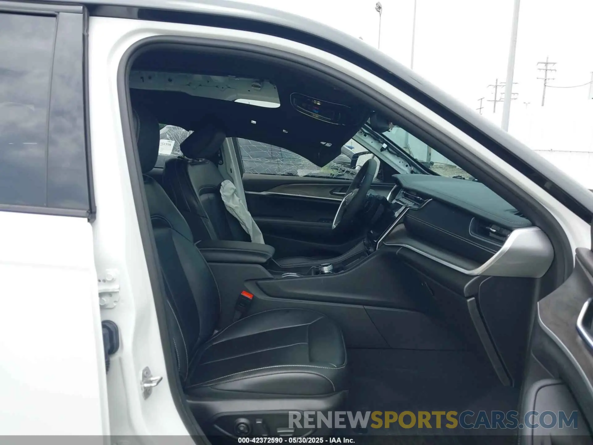5 Photograph of a damaged car 1C4RJHBG1RC103761 JEEP GRAND CHEROKEE 2024