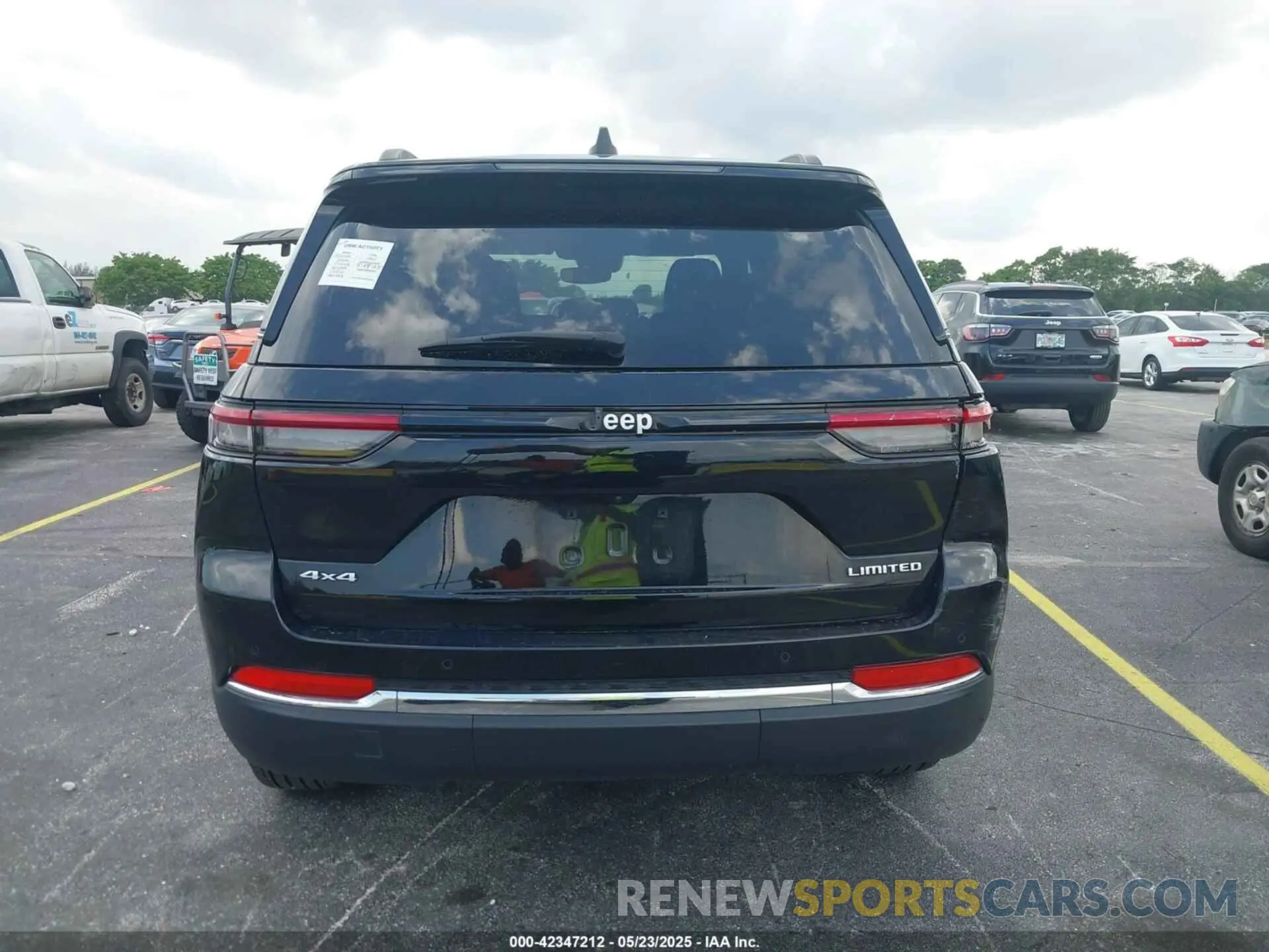16 Photograph of a damaged car 1C4RJHBG3R8507115 JEEP GRAND CHEROKEE 2024