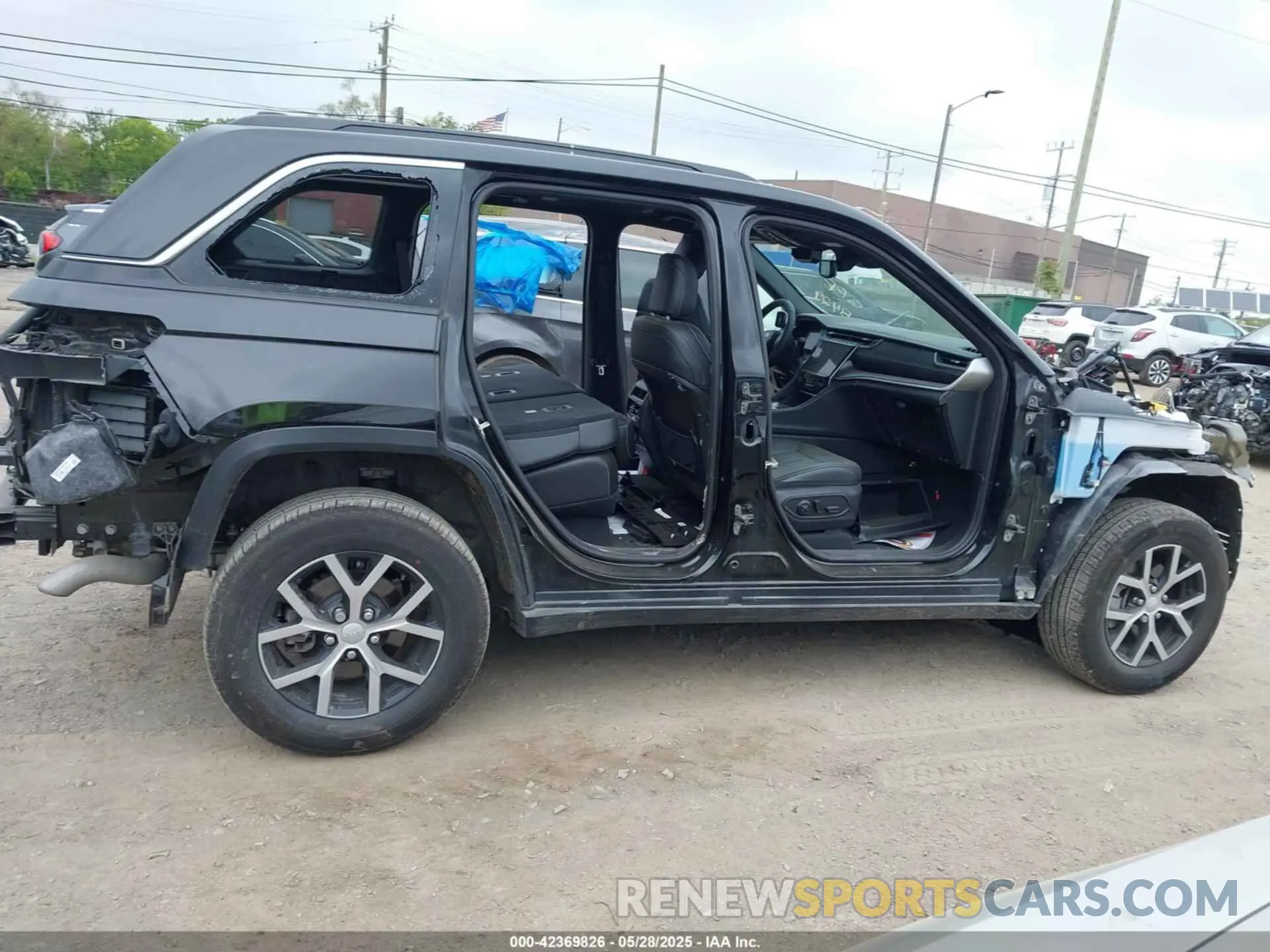 13 Photograph of a damaged car 1C4RJHBG5RC178429 JEEP GRAND CHEROKEE 2024