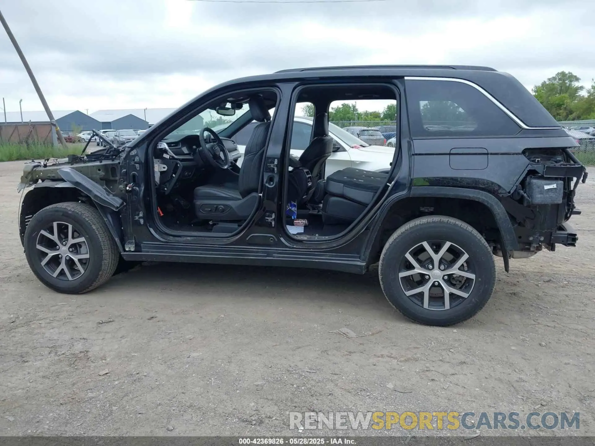 14 Photograph of a damaged car 1C4RJHBG5RC178429 JEEP GRAND CHEROKEE 2024