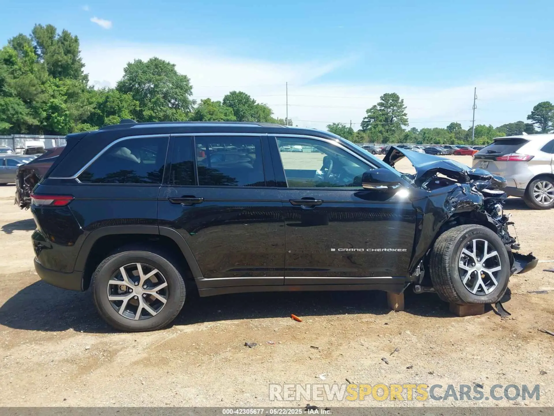 13 Photograph of a damaged car 1C4RJHBG7R8932773 JEEP GRAND CHEROKEE 2024