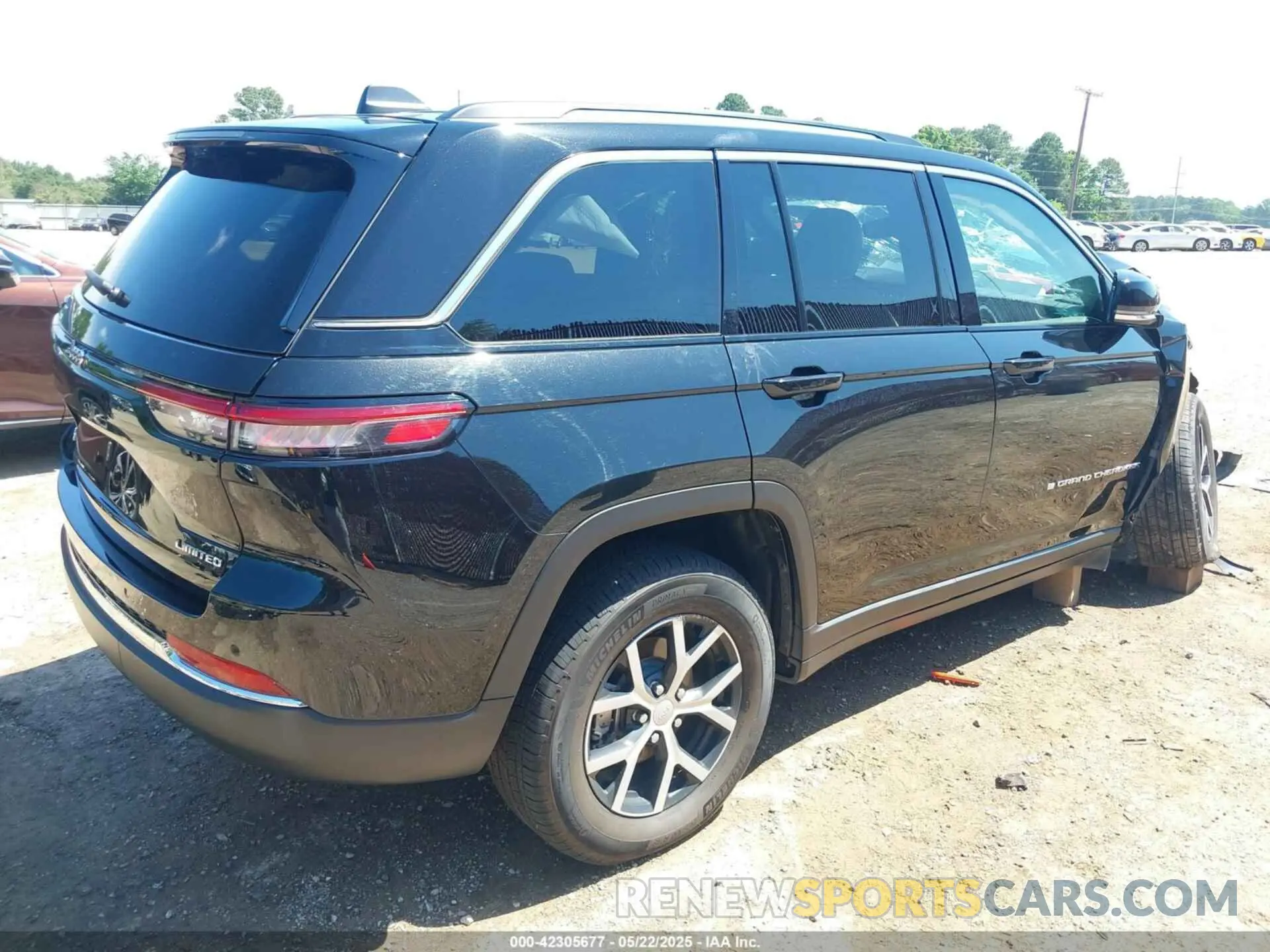 4 Photograph of a damaged car 1C4RJHBG7R8932773 JEEP GRAND CHEROKEE 2024