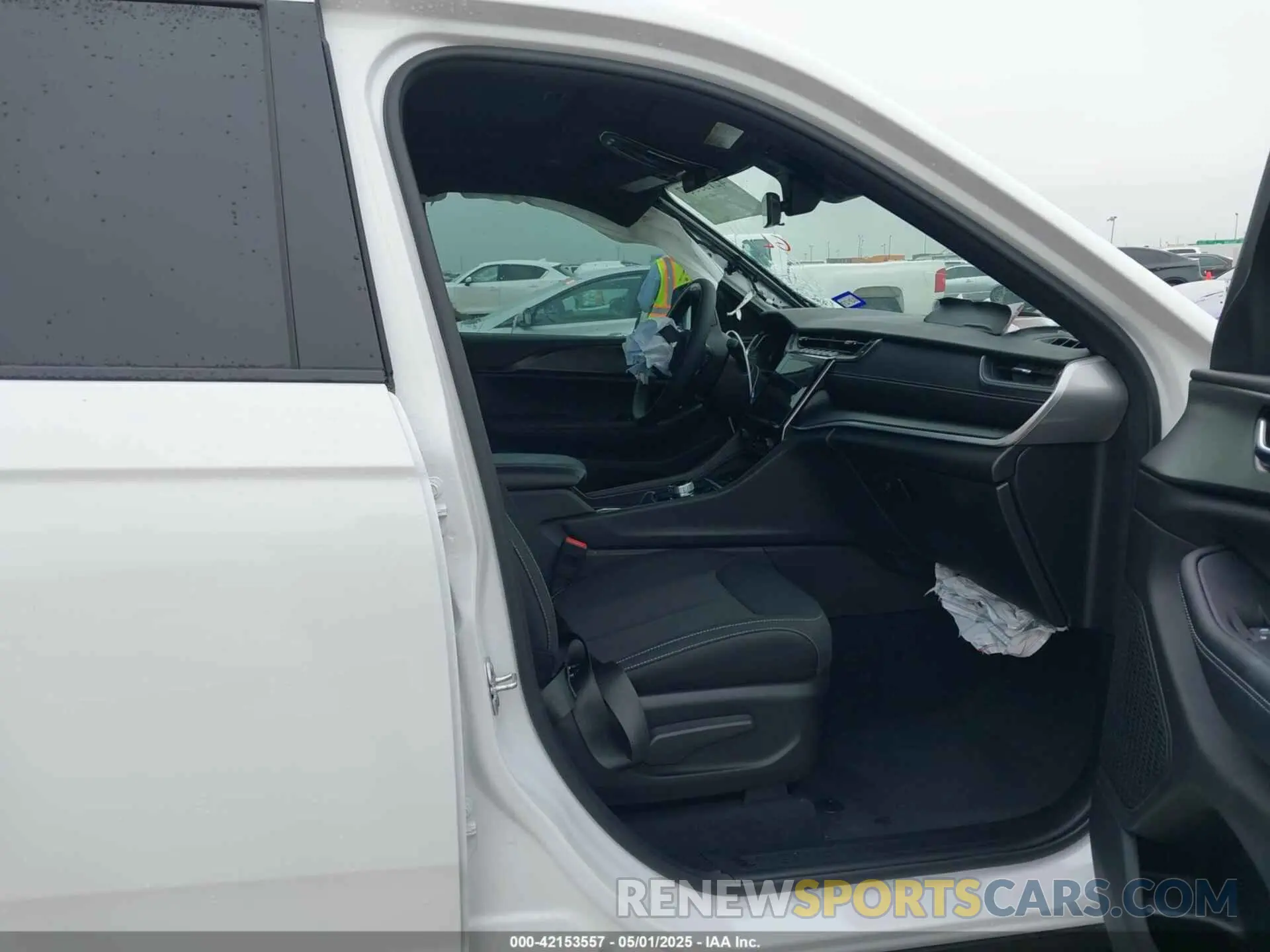 5 Photograph of a damaged car 1C4RJGAG1SC284247 JEEP GRAND CHEROKEE 2025