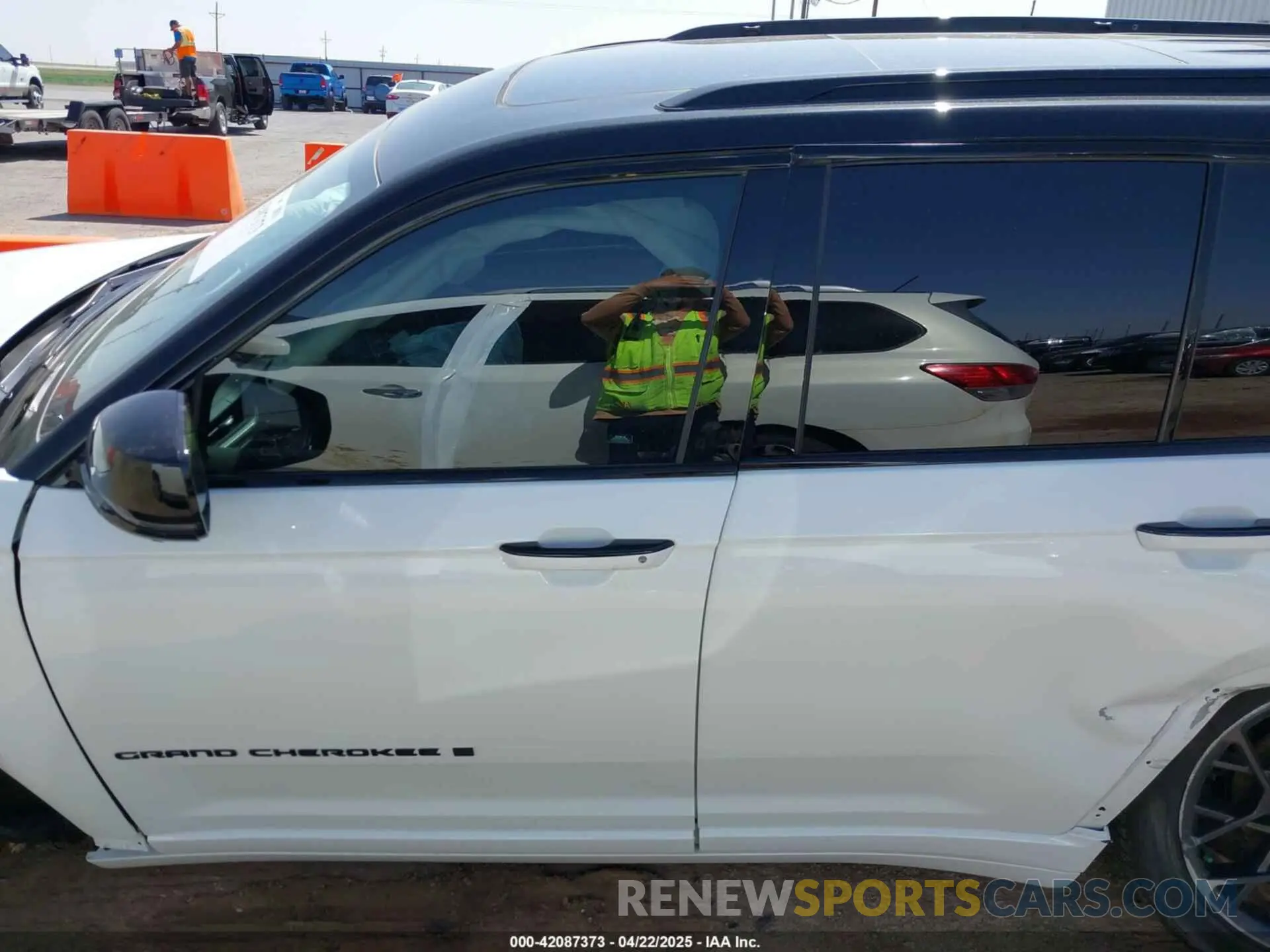 14 Photograph of a damaged car 1C4RJHEG3S8650597 JEEP GRAND CHEROKEE 2025