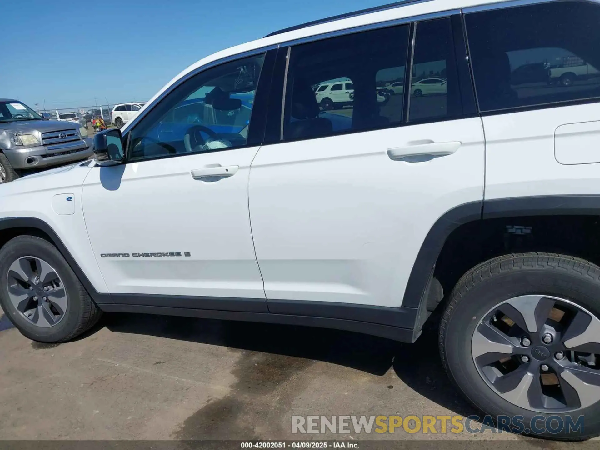 13 Фотография поврежденного автомобиля 1C4RJYB66N8718018 JEEP GRAND CHEROKEE 4XE 2022