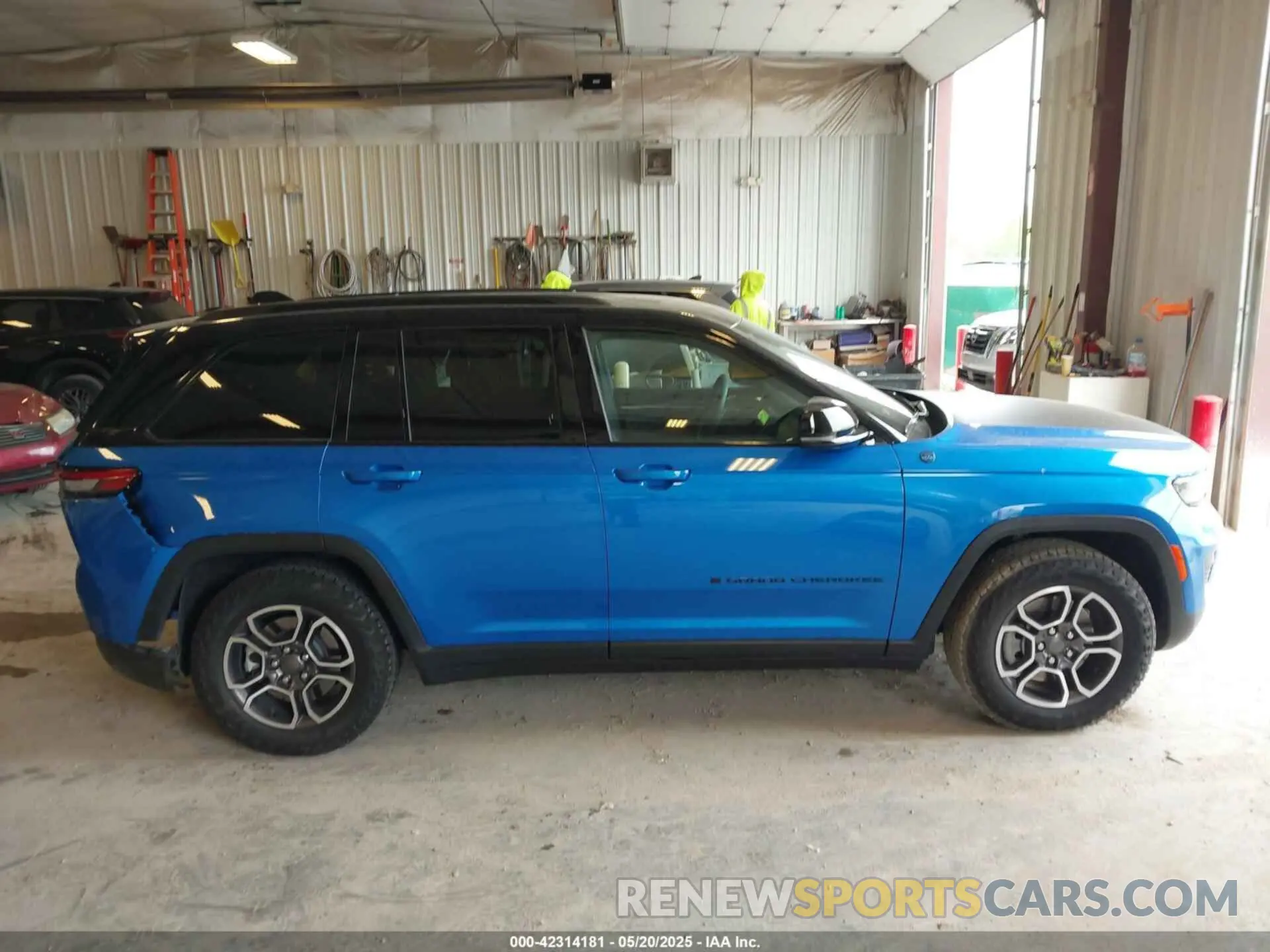 13 Photograph of a damaged car 1C4RJYC61N8747036 JEEP GRAND CHEROKEE 4XE 2022