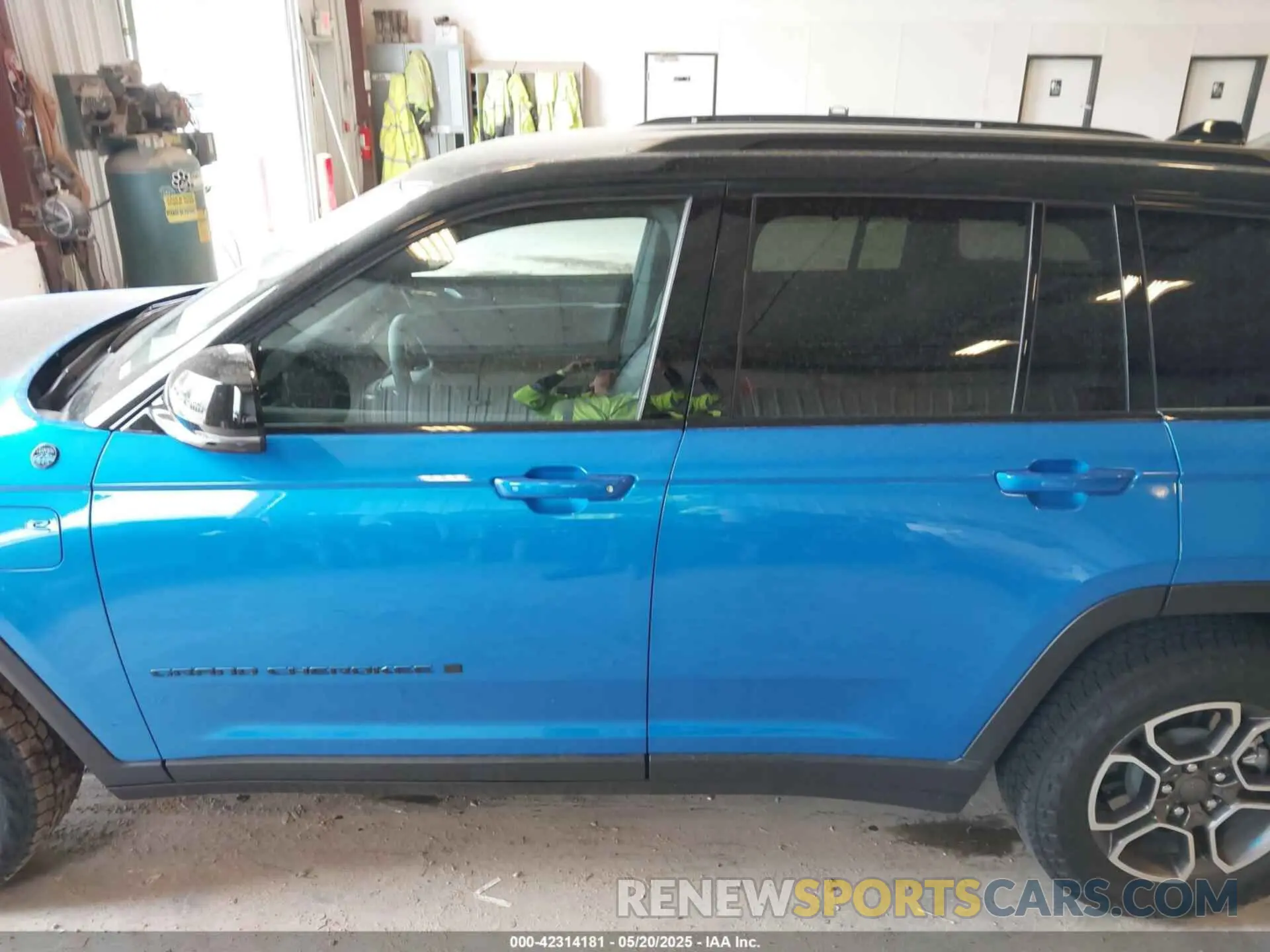 14 Photograph of a damaged car 1C4RJYC61N8747036 JEEP GRAND CHEROKEE 4XE 2022
