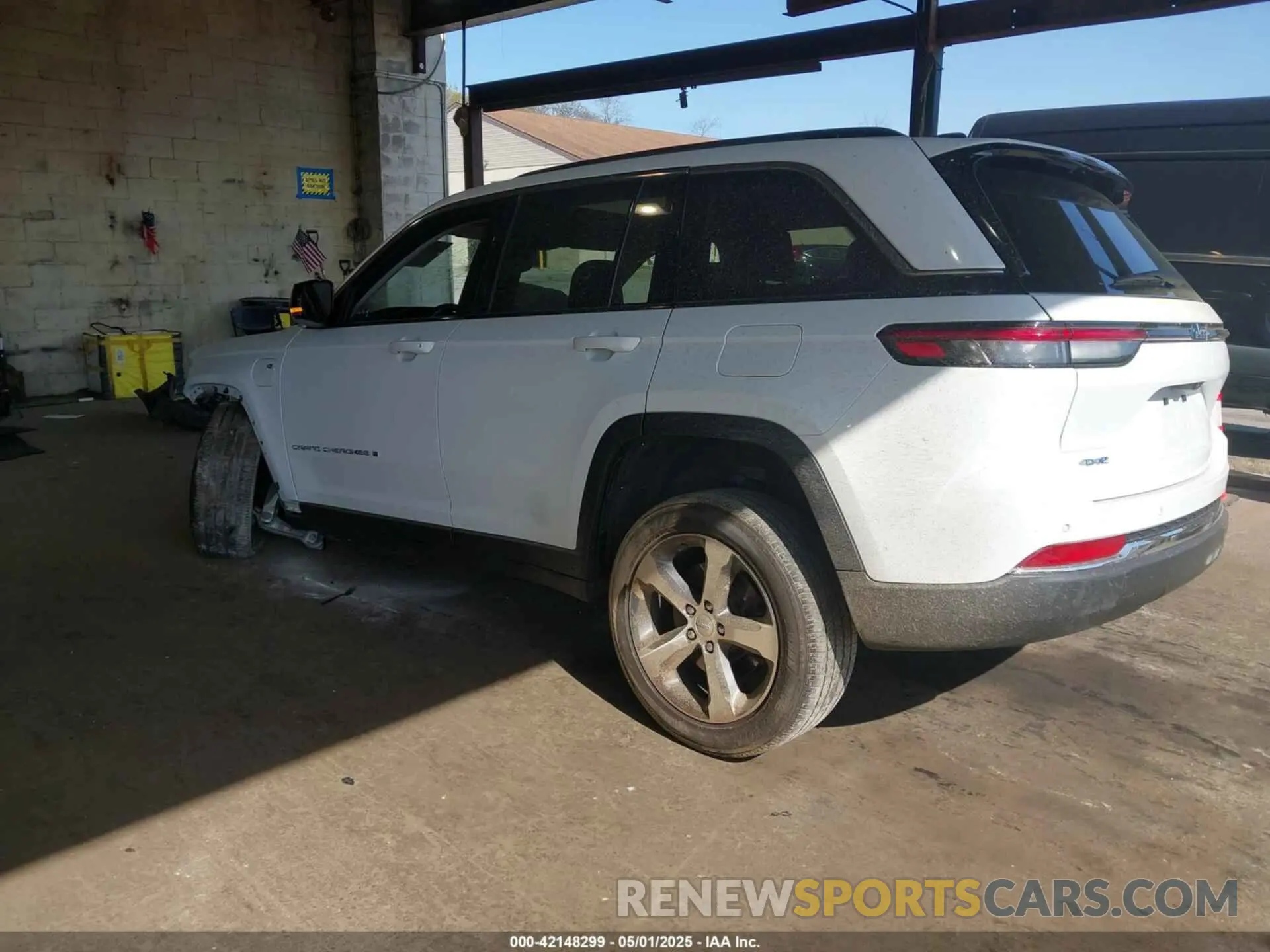 3 Фотография поврежденного автомобиля 1C4RJYB60P8880567 JEEP GRAND CHEROKEE 4XE 2023